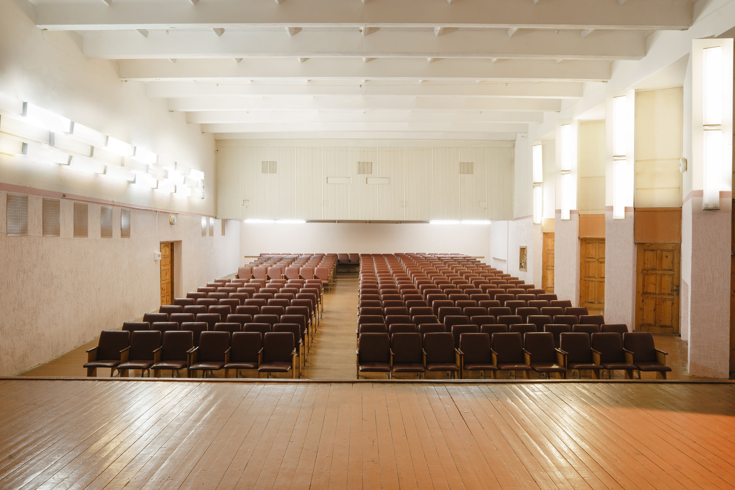 Киноконцертный зал с большим количеством посадочных мест