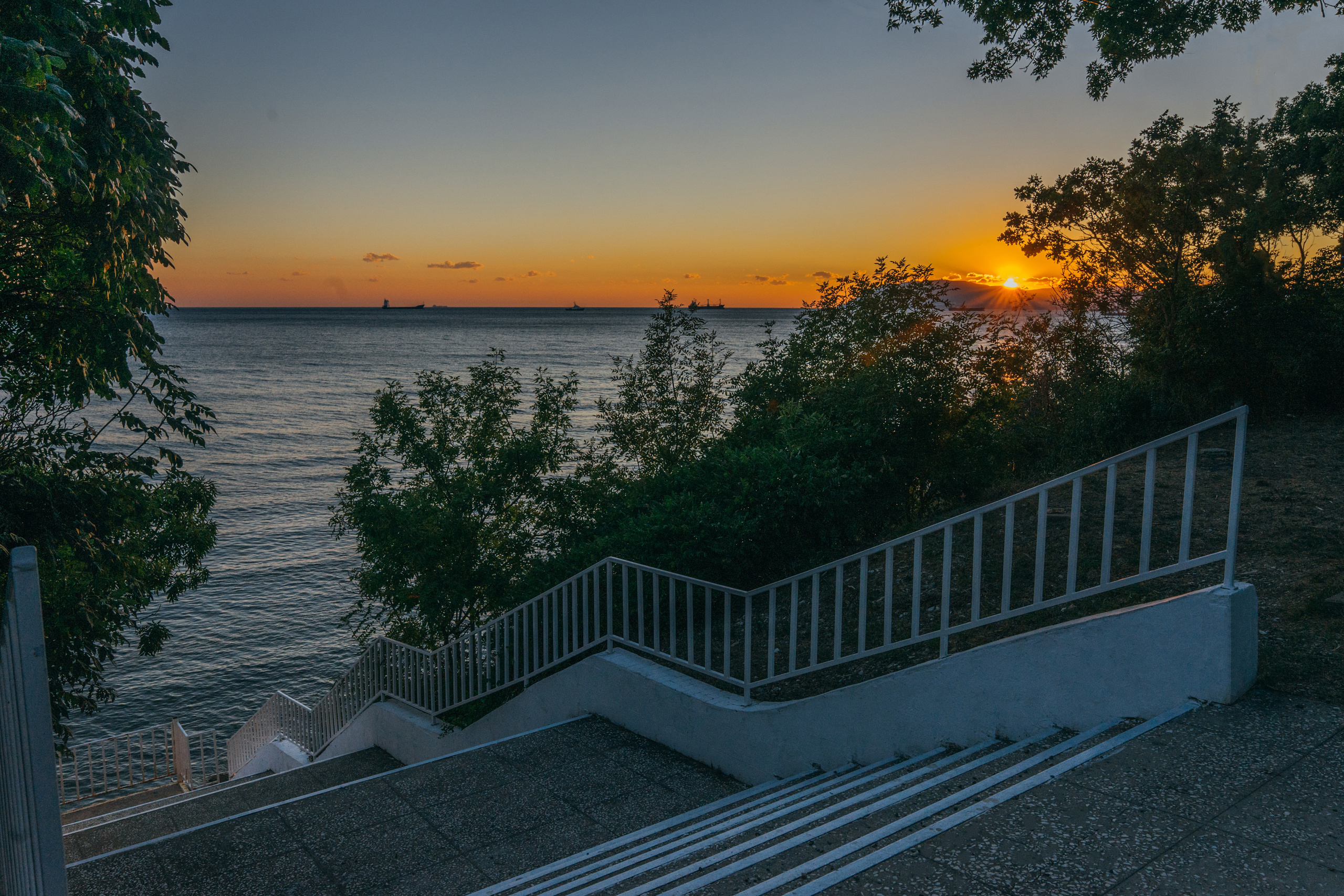 Романтичный закат на пляже "Альбатрос"