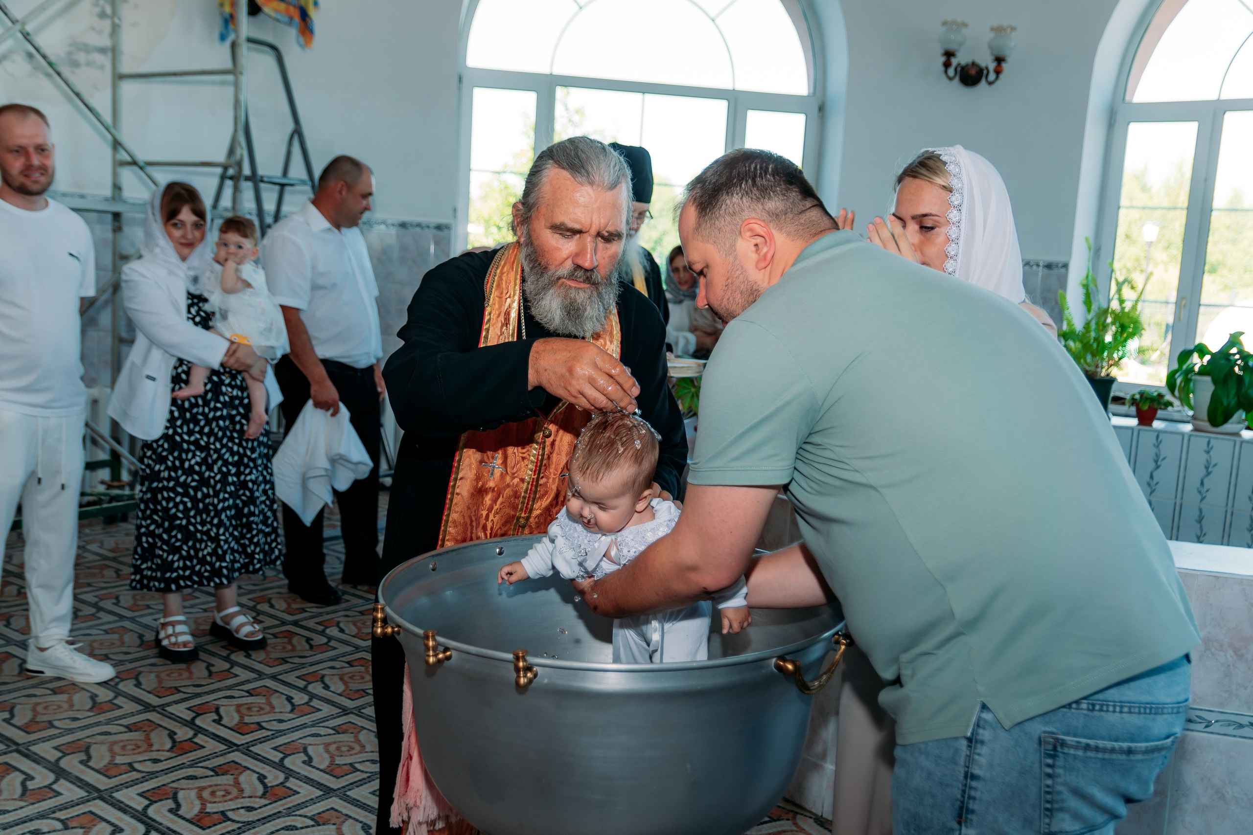 Таинство крещения. Фотограф Алёна Царькова. Киселевск