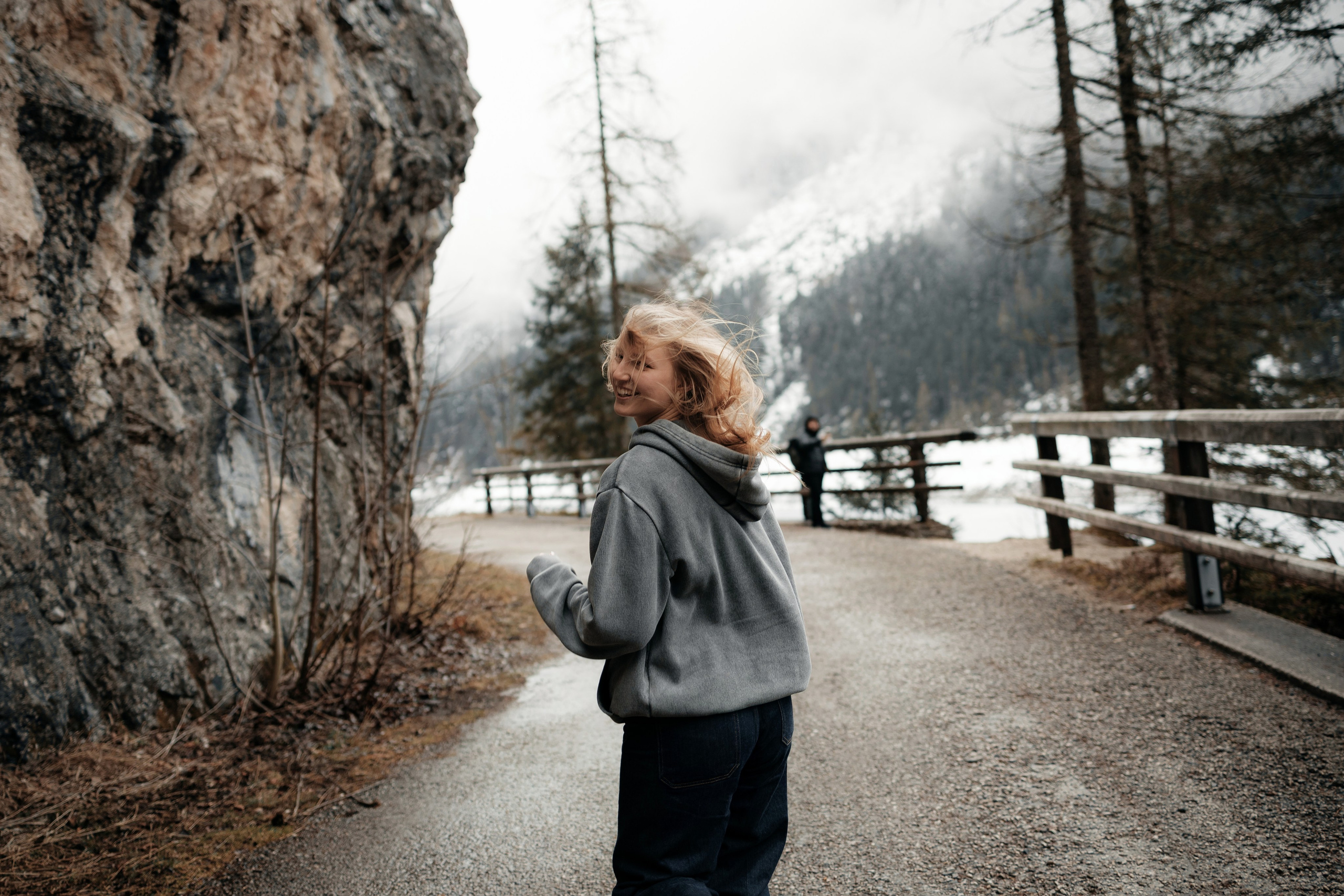 Атмосферный портрет девушки у горной дороги, сторителлинг через кадр