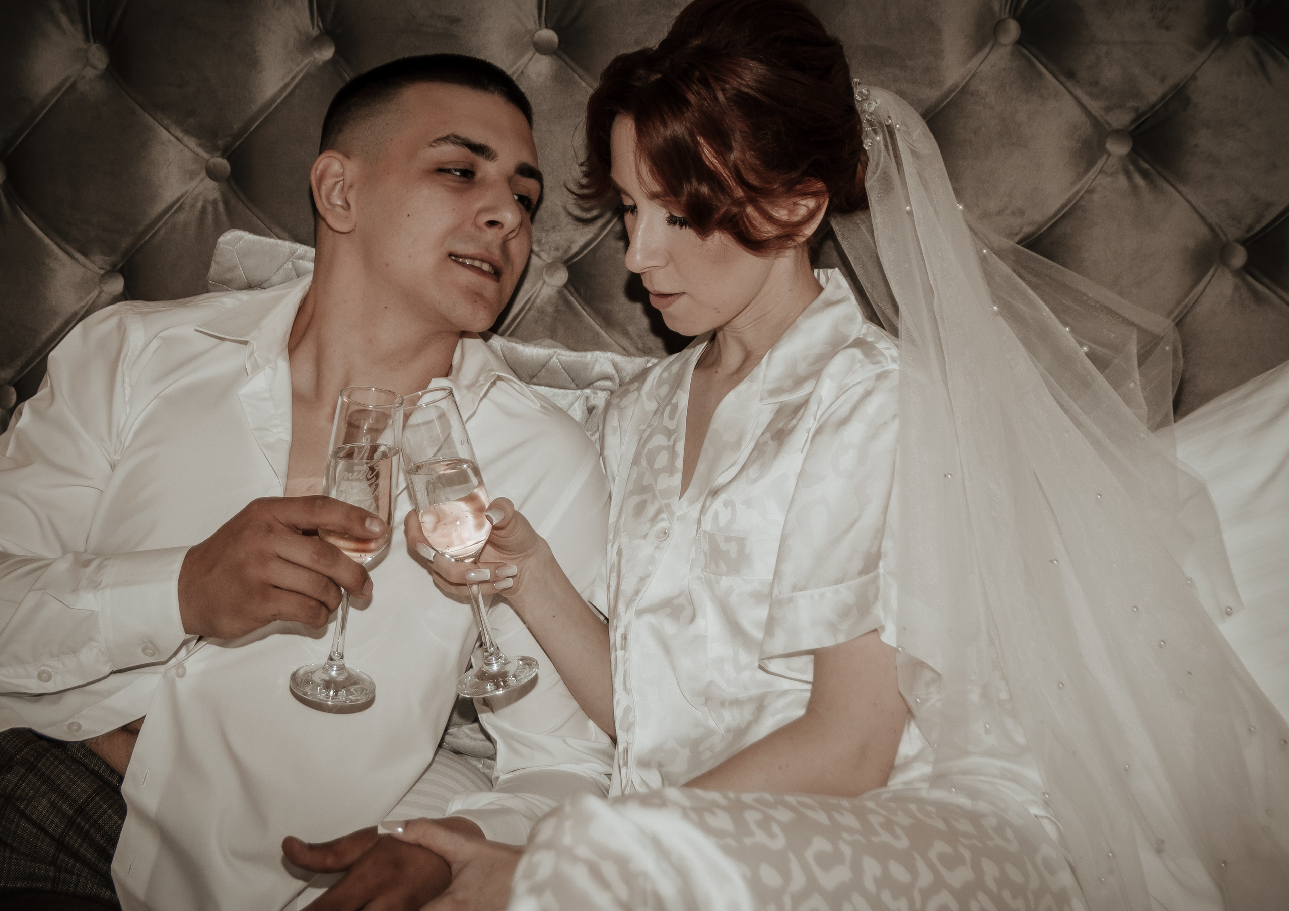 свадебная фотосес ия в городе семикаракорске от фотографа марина ковалева ,жених  и невеста красиво позируют лежа на кровати