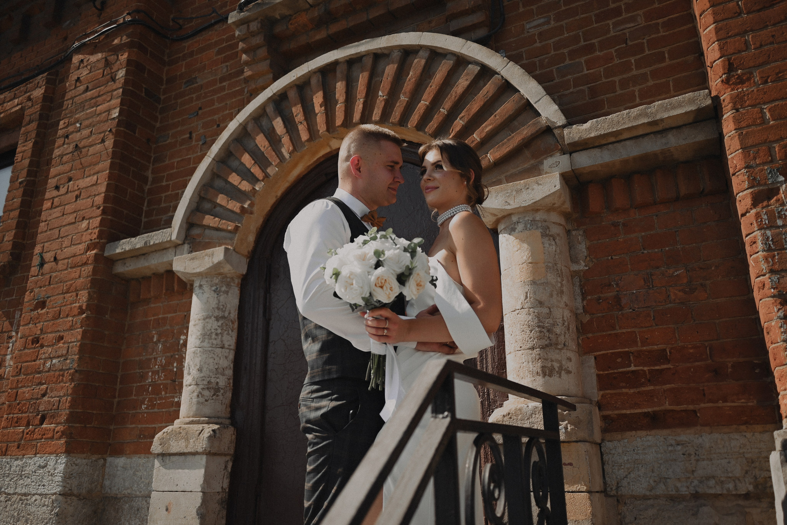 Питерская архитектура — свадебный поцелуй у старинной арки