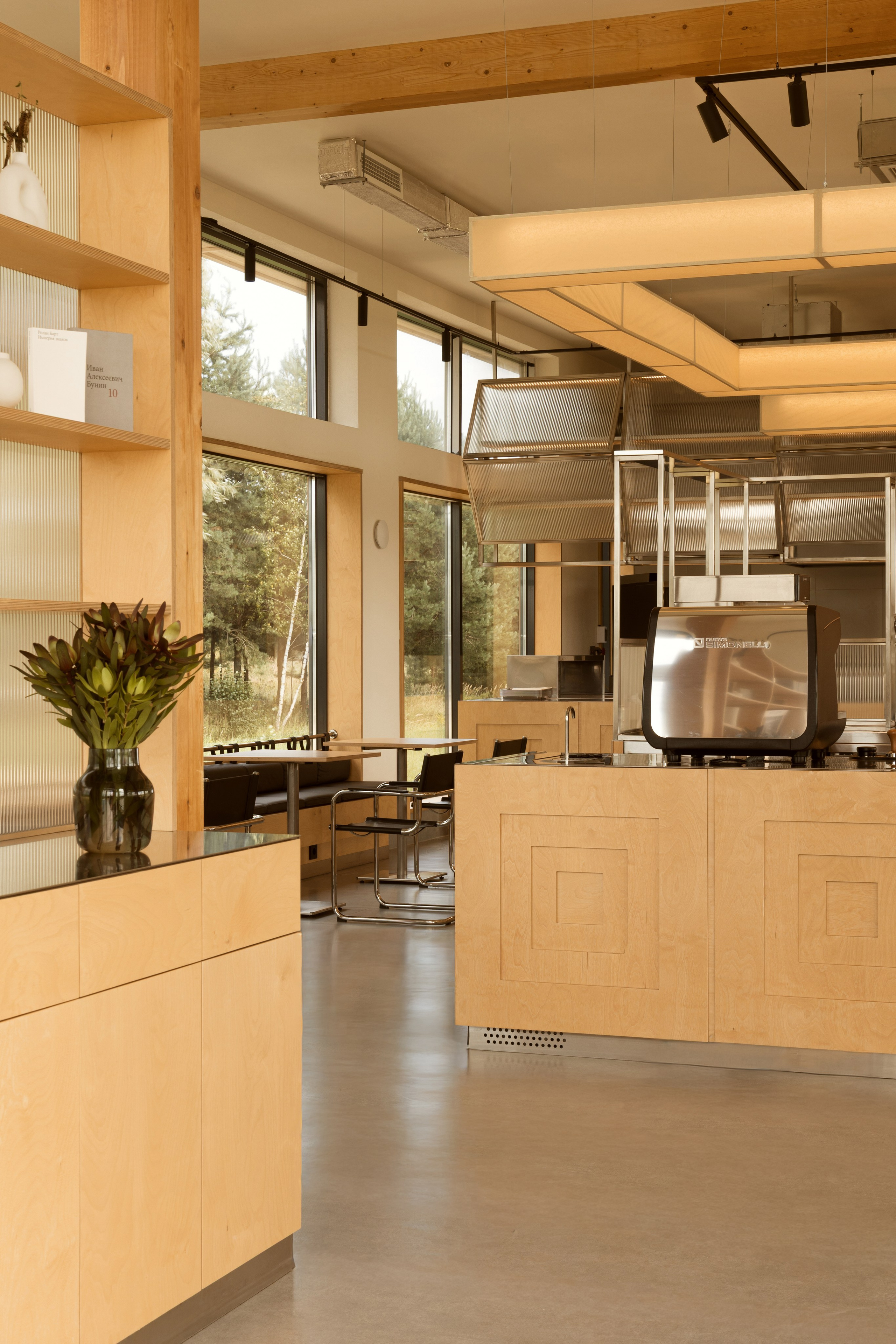 Модернистское кафе-пиццерия на природе: проект FruitDesign с акцентом на созерцание. Интерьерный фотограф в Нижнем Новгороде и Москве Владимир Гудков