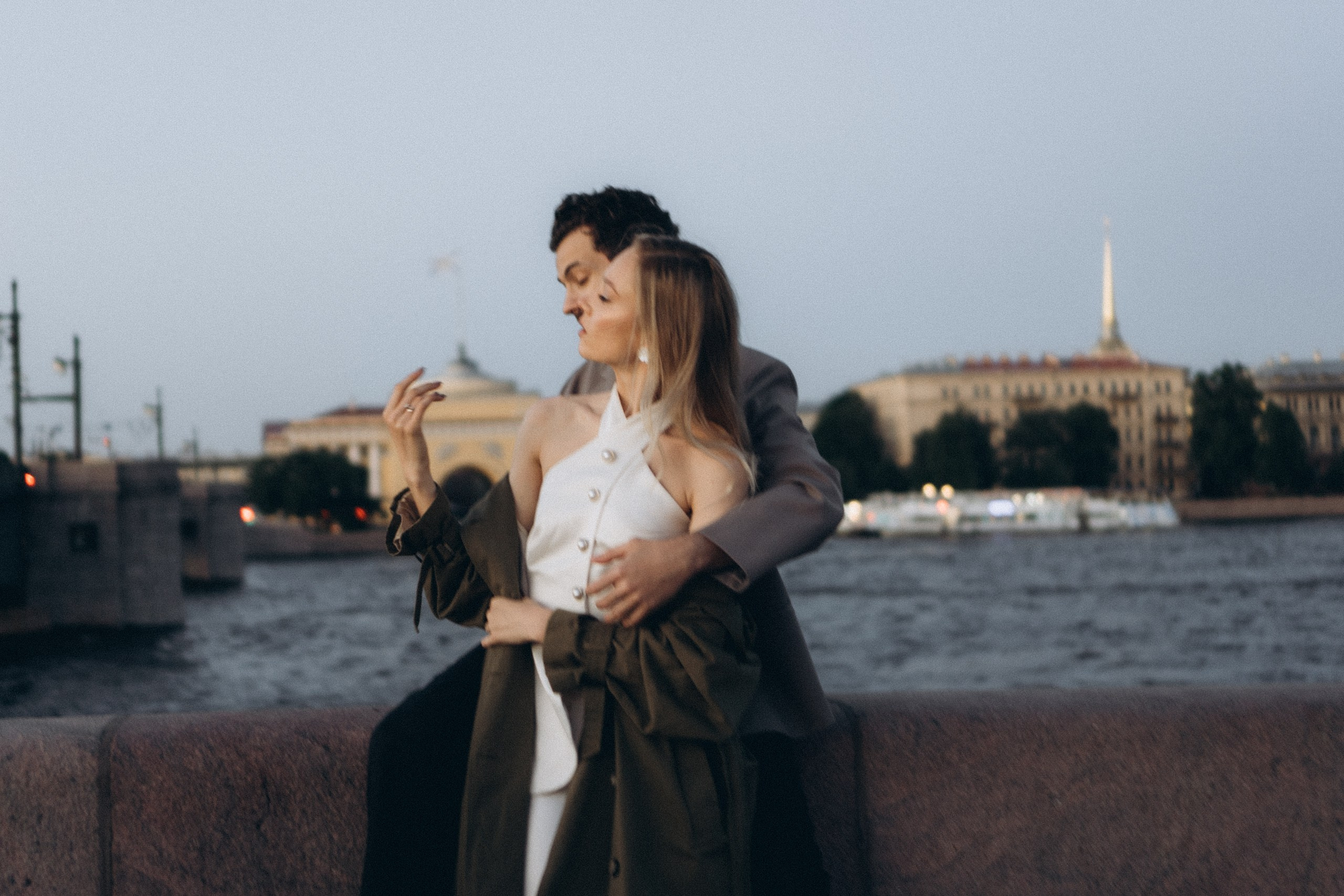 СВАДЕБНАЯ СЬЕМКА ПАРЫ НА РАССВЕТЕ В БЕЛЫЕ НОЧИ И ПРОГУЛКА С РАЗВОДНЫМИ МОСТАМИ И ПИКНИК ВОЗЛЕ ИСАКИЕВСКОГО СОБОРА. Профессиональный фотограф, Санкт-Петербург — Виктория Богомолова