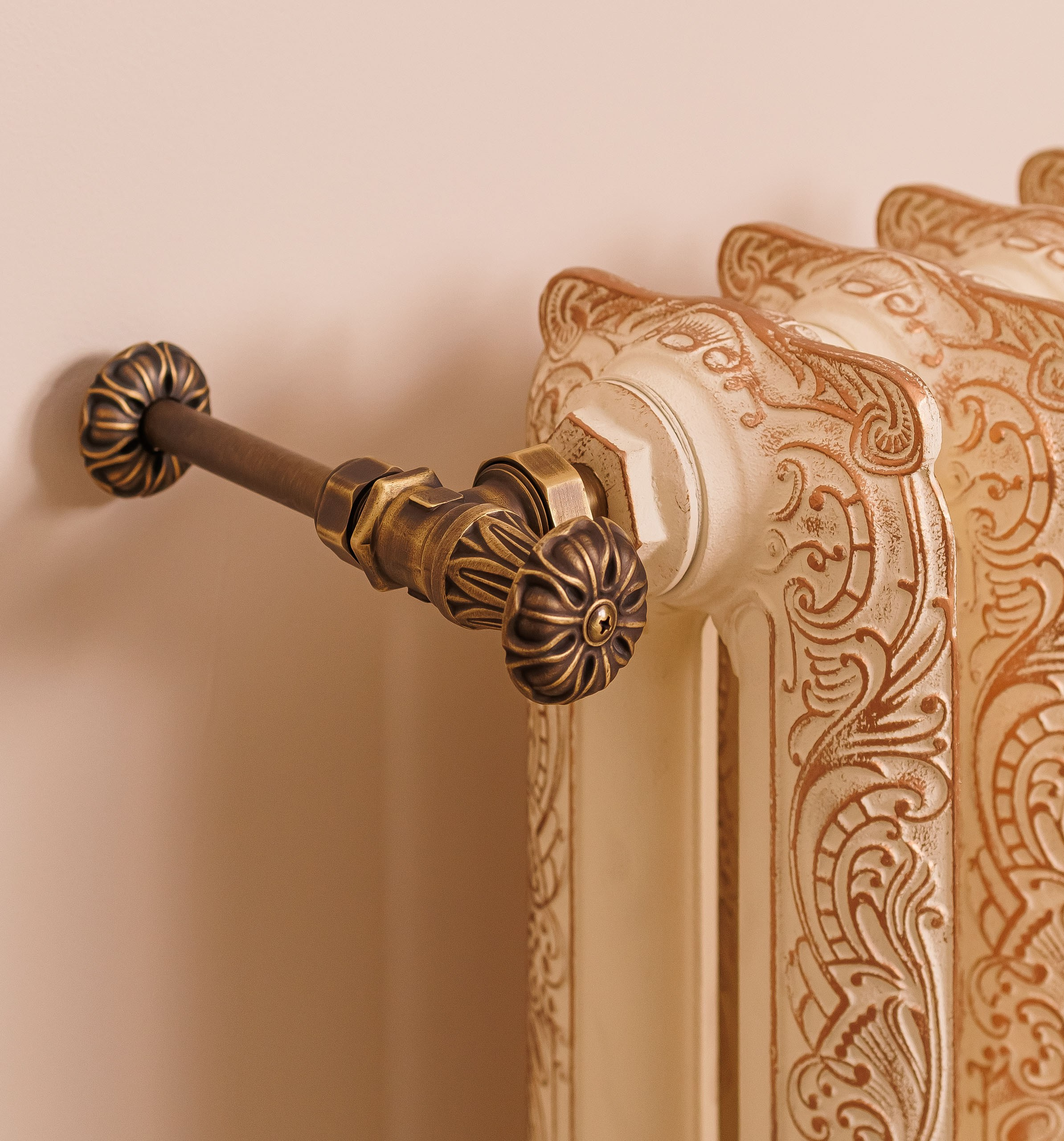 Предметные фотографии дизайнерских радиаторов отопления в стиле ретро