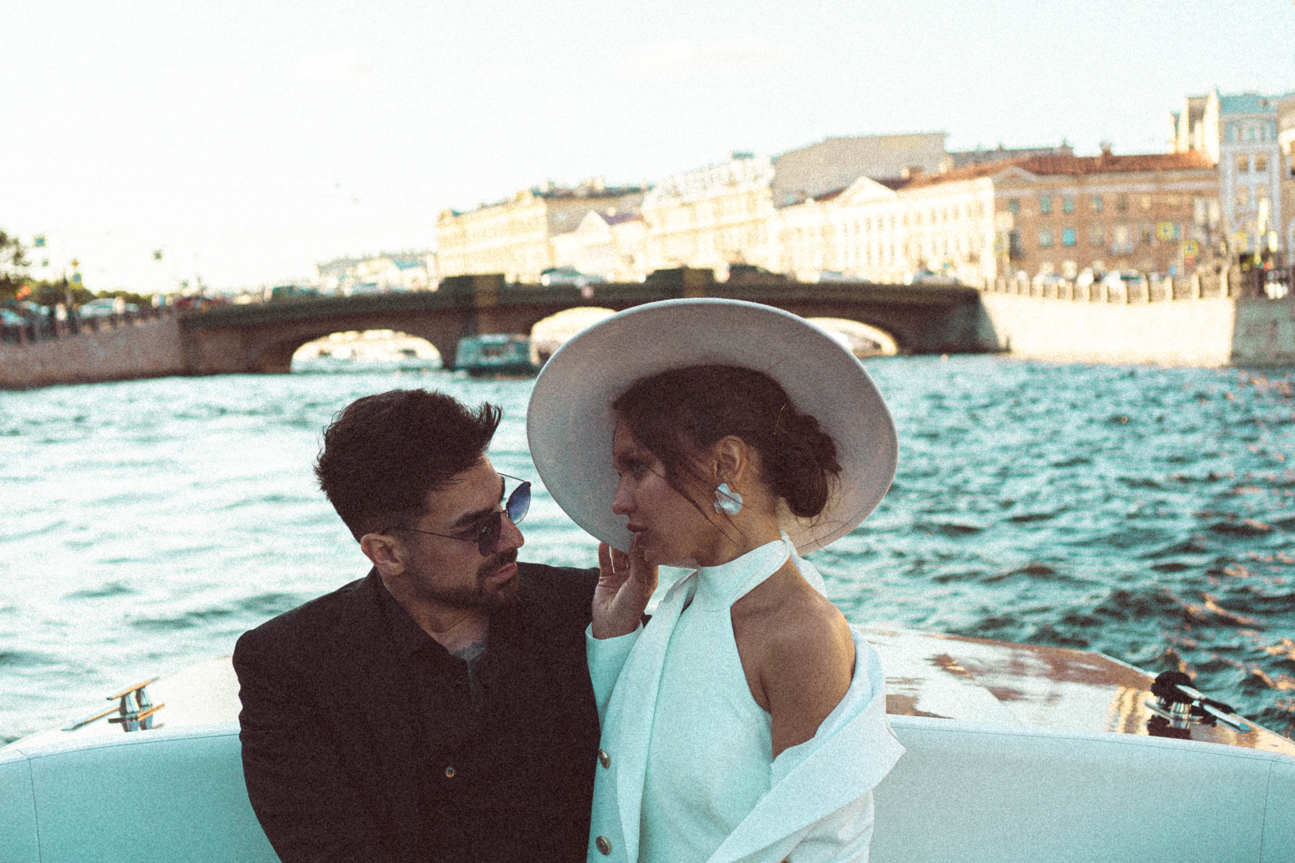 СВАДЕНБНАЯ СЬЕМКА НА КАТЕРЕ ПО КАНАЛАМ САНКТ-ПЕТЕРБУРГА И В АКВАТОРИИ НЕВЫ. Профессиональный фотограф, Санкт-Петербург — Виктория Богомолова