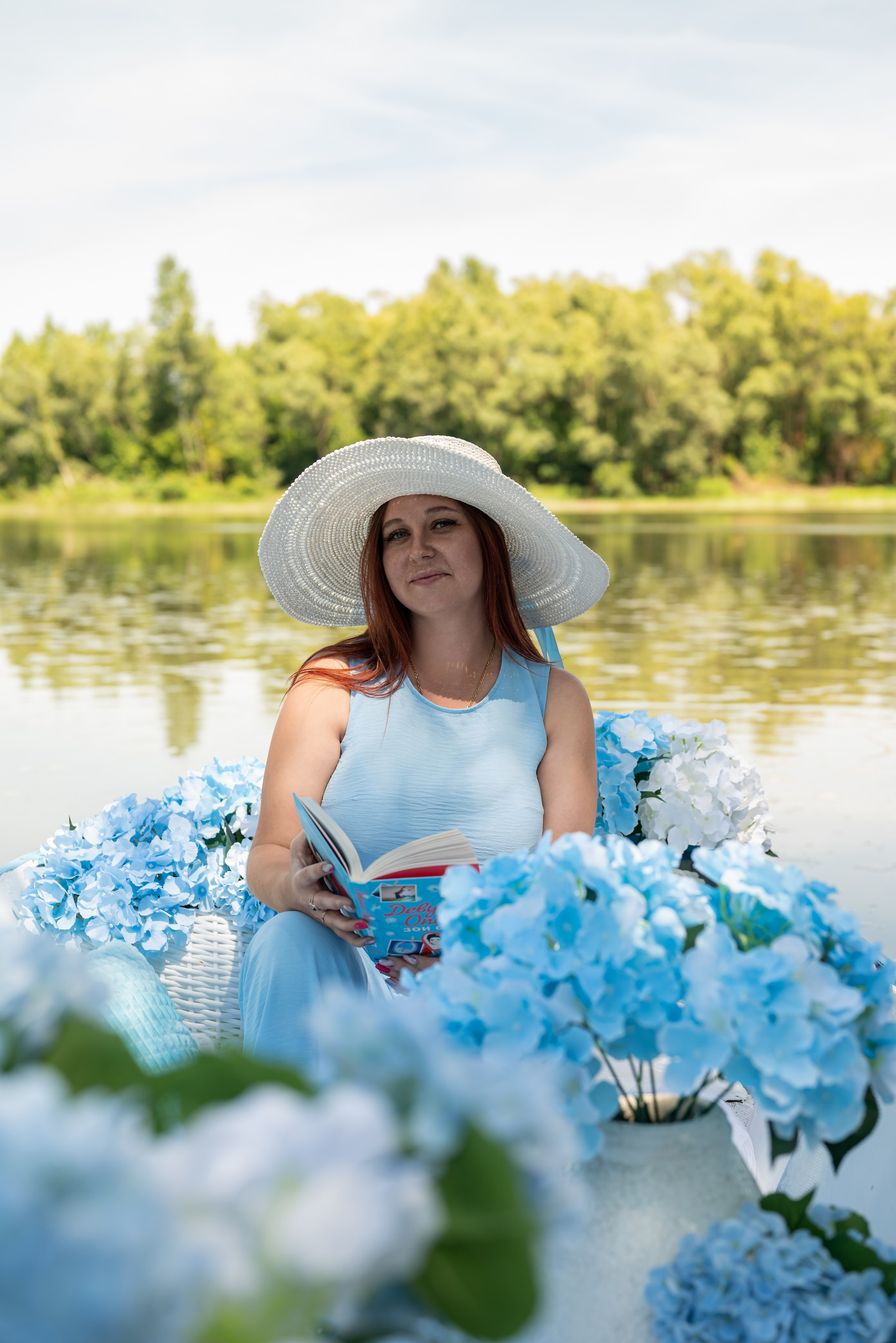 Фотопроект на лодке с голубыми гортензиями. Фотограф в городе Салават