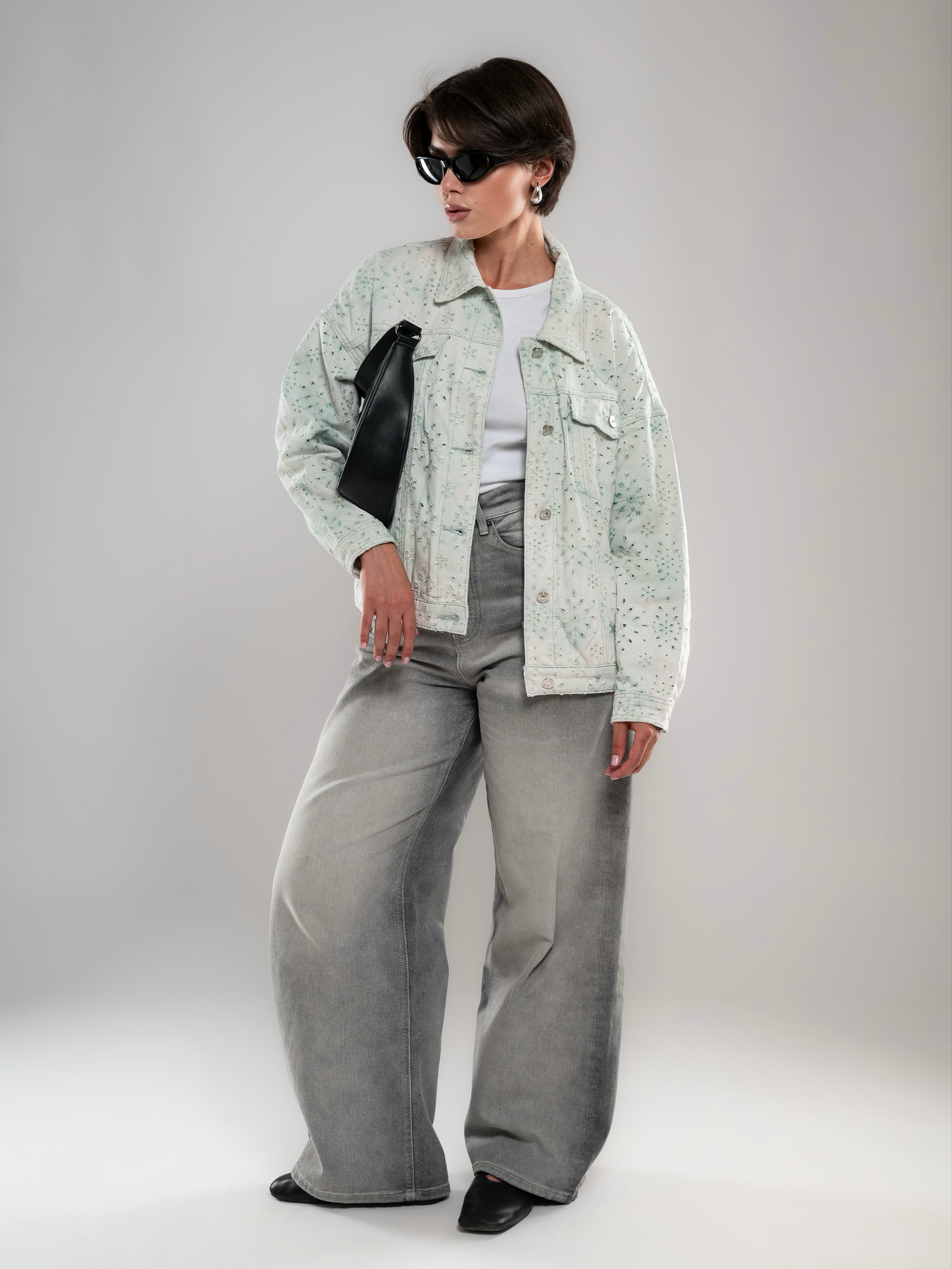 Джинсовые куртки на 2х моделях. Предметный фотограф, фото для маркетплейсов Пятигорск, КМВ