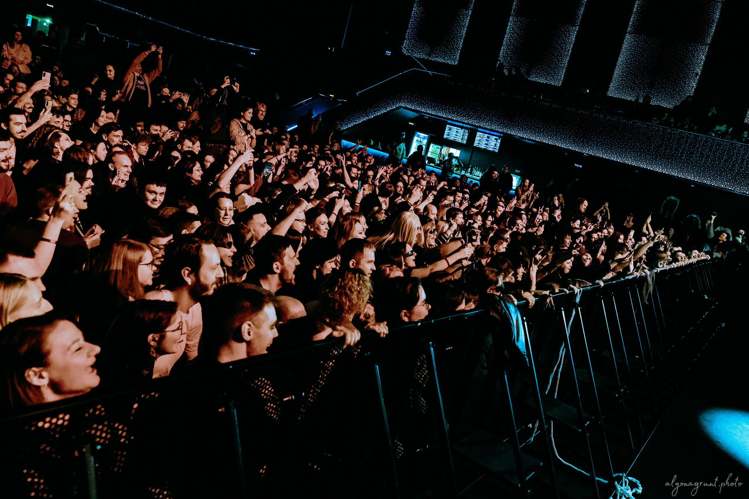 Багровый Фантомас, фоторепортаж, СПб, BASE, 14.12.2025. Алена Адрианова: фотограф в Санкт-Петербурге