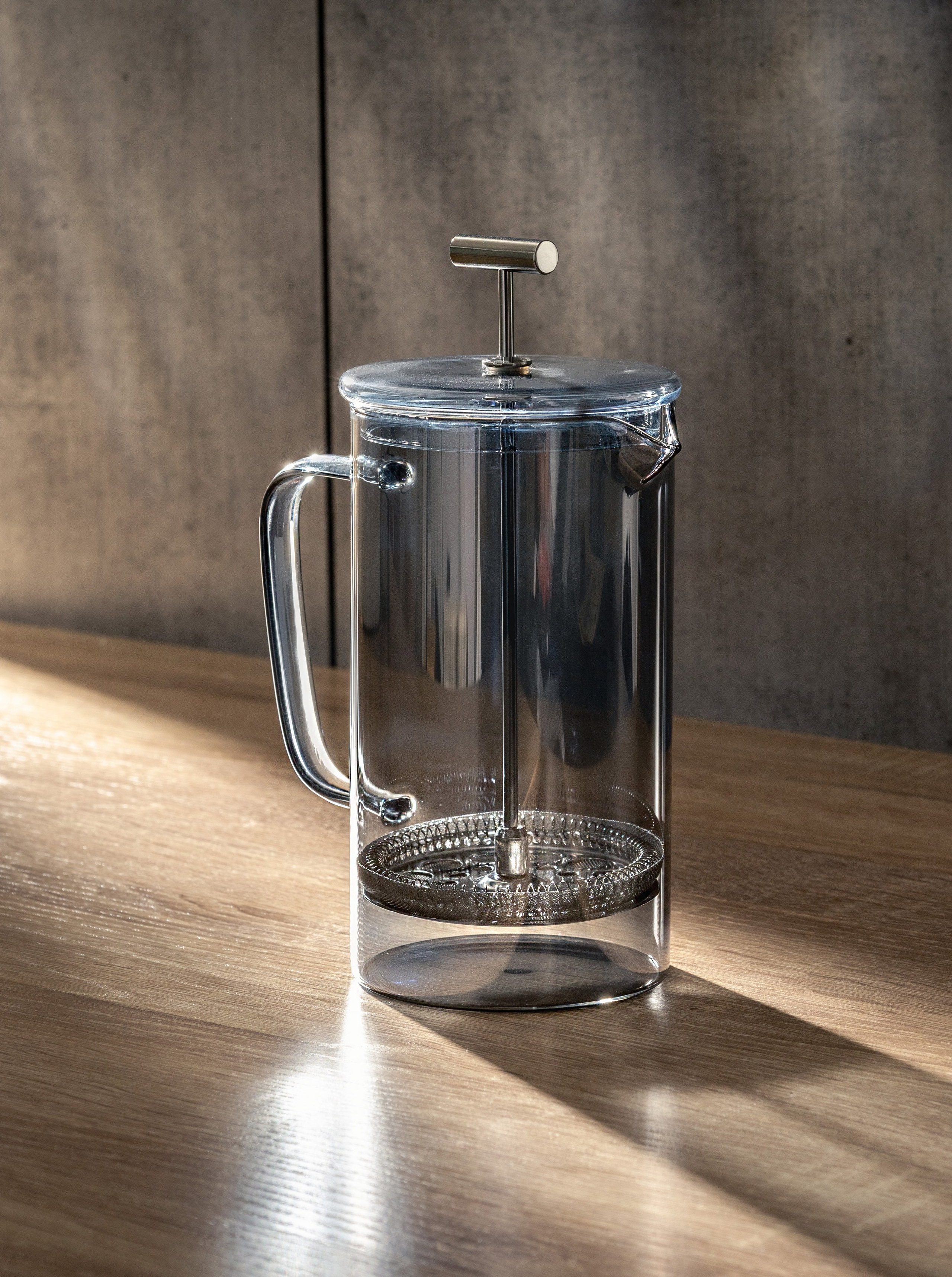 Френч-пресс в интерьере кухни на столе | Фото для сайта производителя