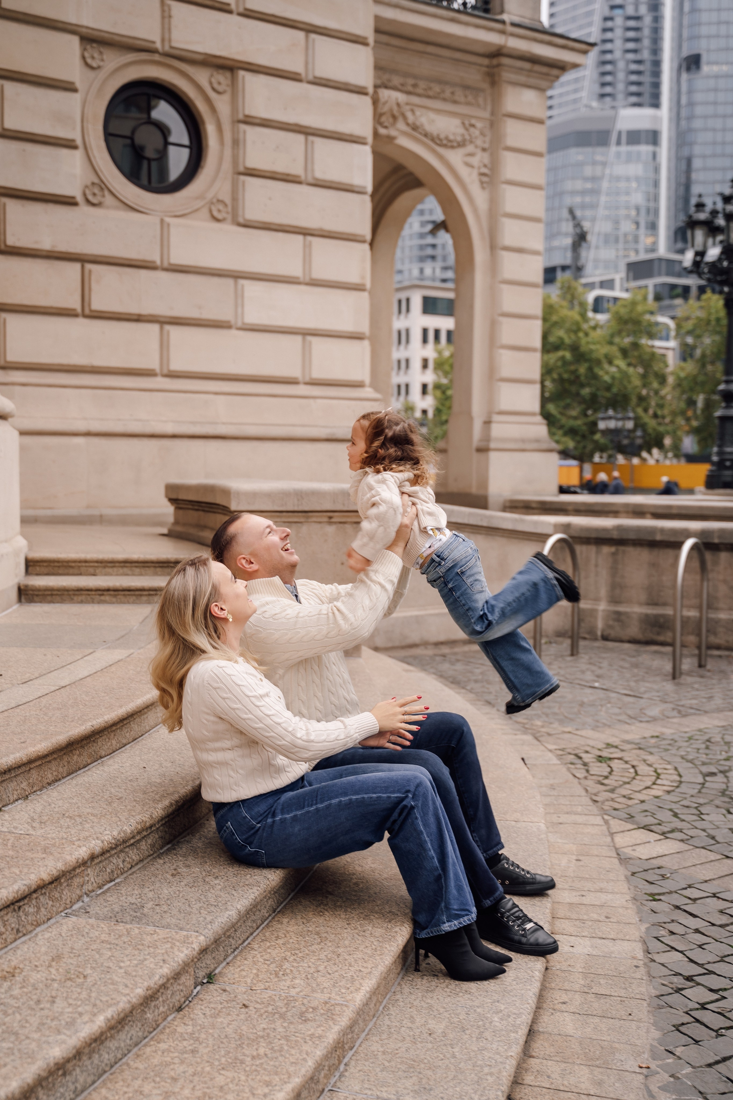 Family at Alte Oper. Анастасия Вайнер — свадебный и портретный фотограф в Германии и по всей Европе