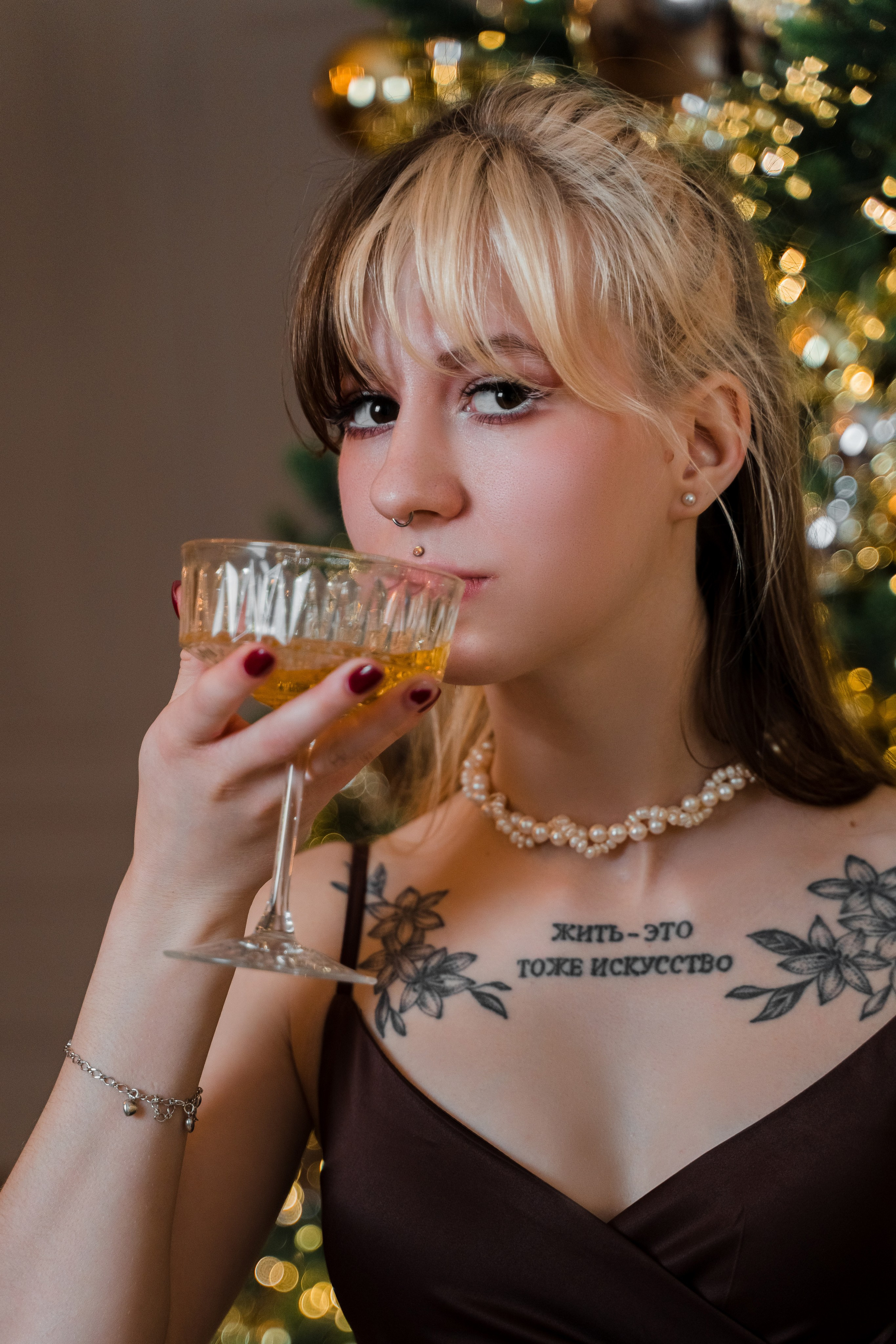 Зимняя фотосессия лавстори с предложением руки и сердца в фотостудии