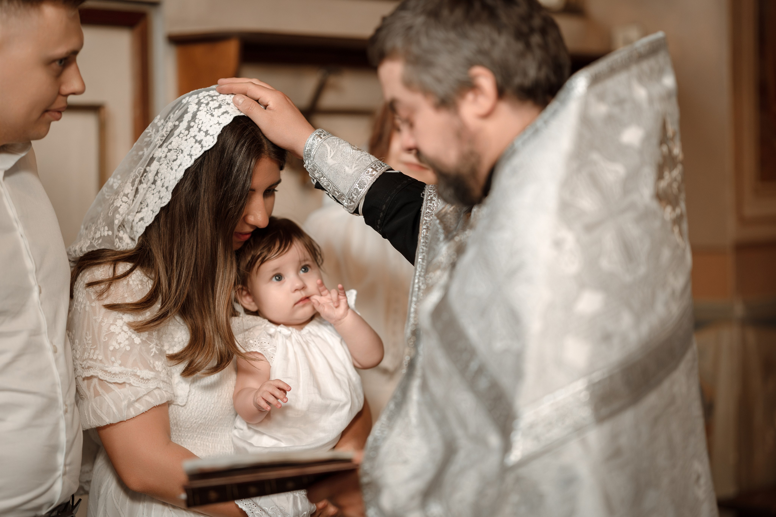 Крещение Вареньки в Храме Воскресения Словущего в Даниловской Слободе. Фото- и видеосъёмка крещения и венчания. Фотограф на крещение Москва