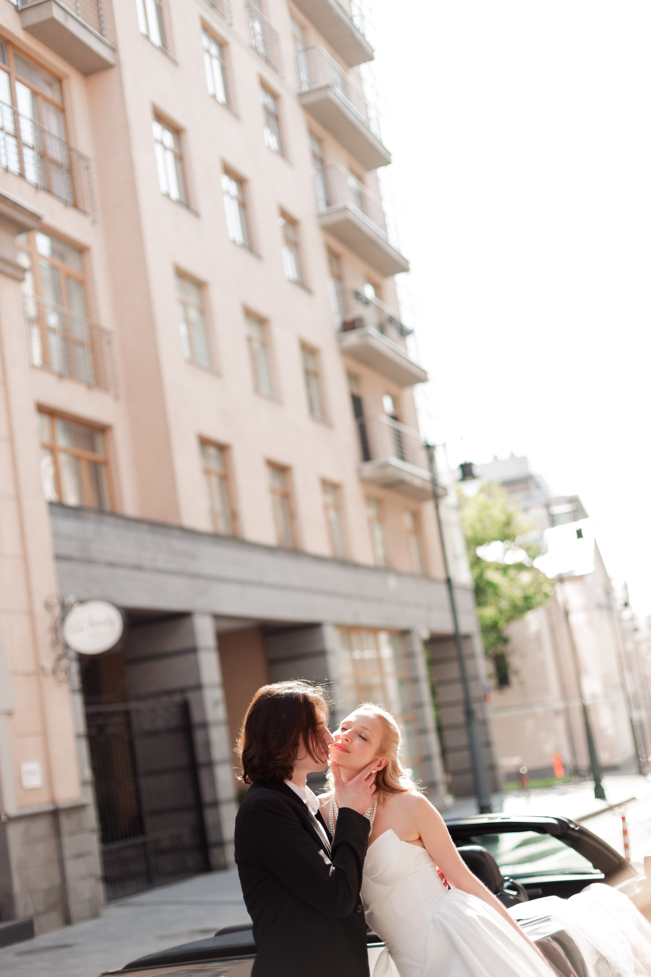 Свадебная фотосессия с автомобилем в центре Москвы, фотограф свадьбам Москва