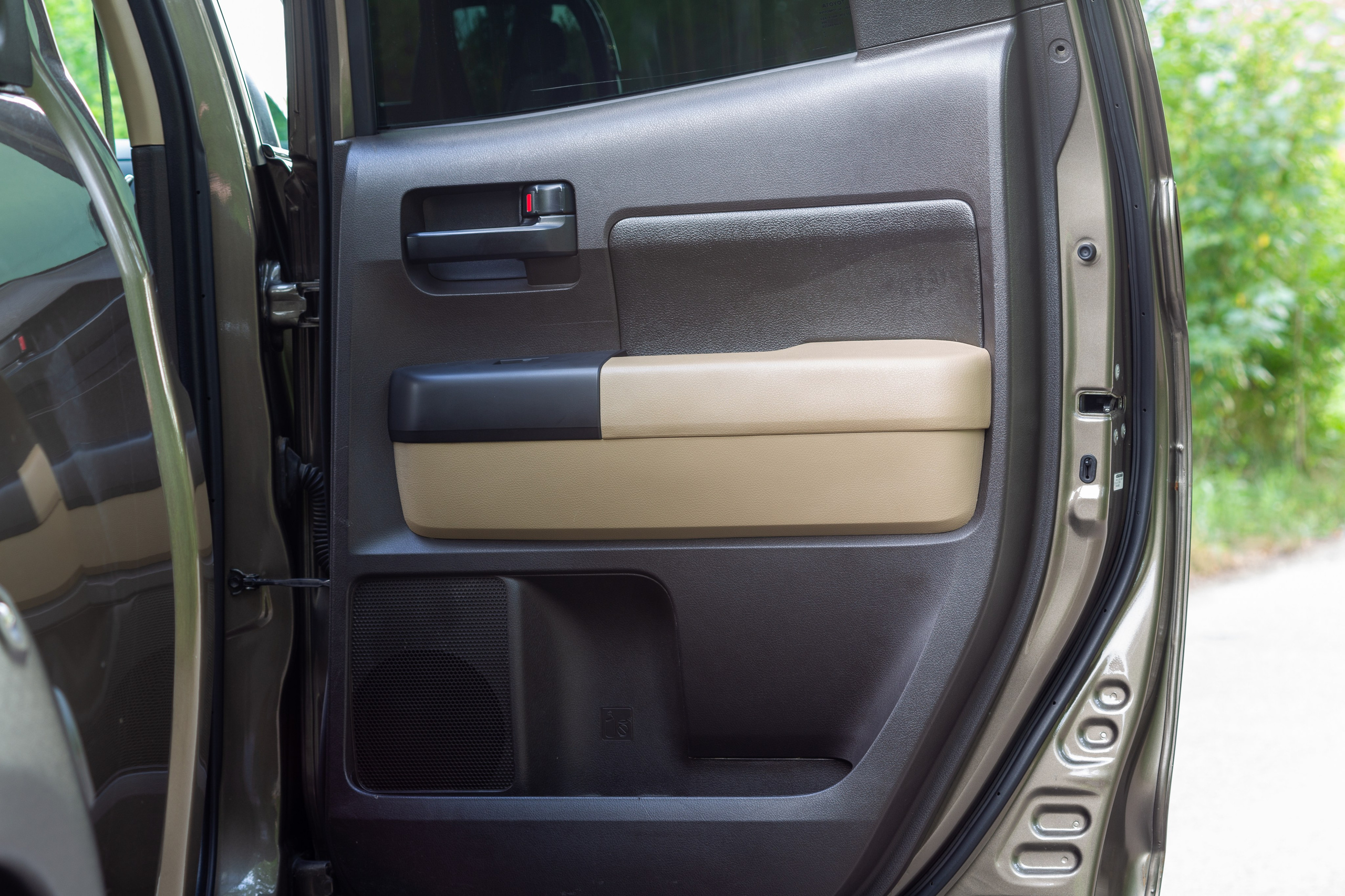 Фотосъемка автомобиля Toyota Tundra для продажи. Интерьерный фотограф и ретушер в Красноярске Денис Антропов