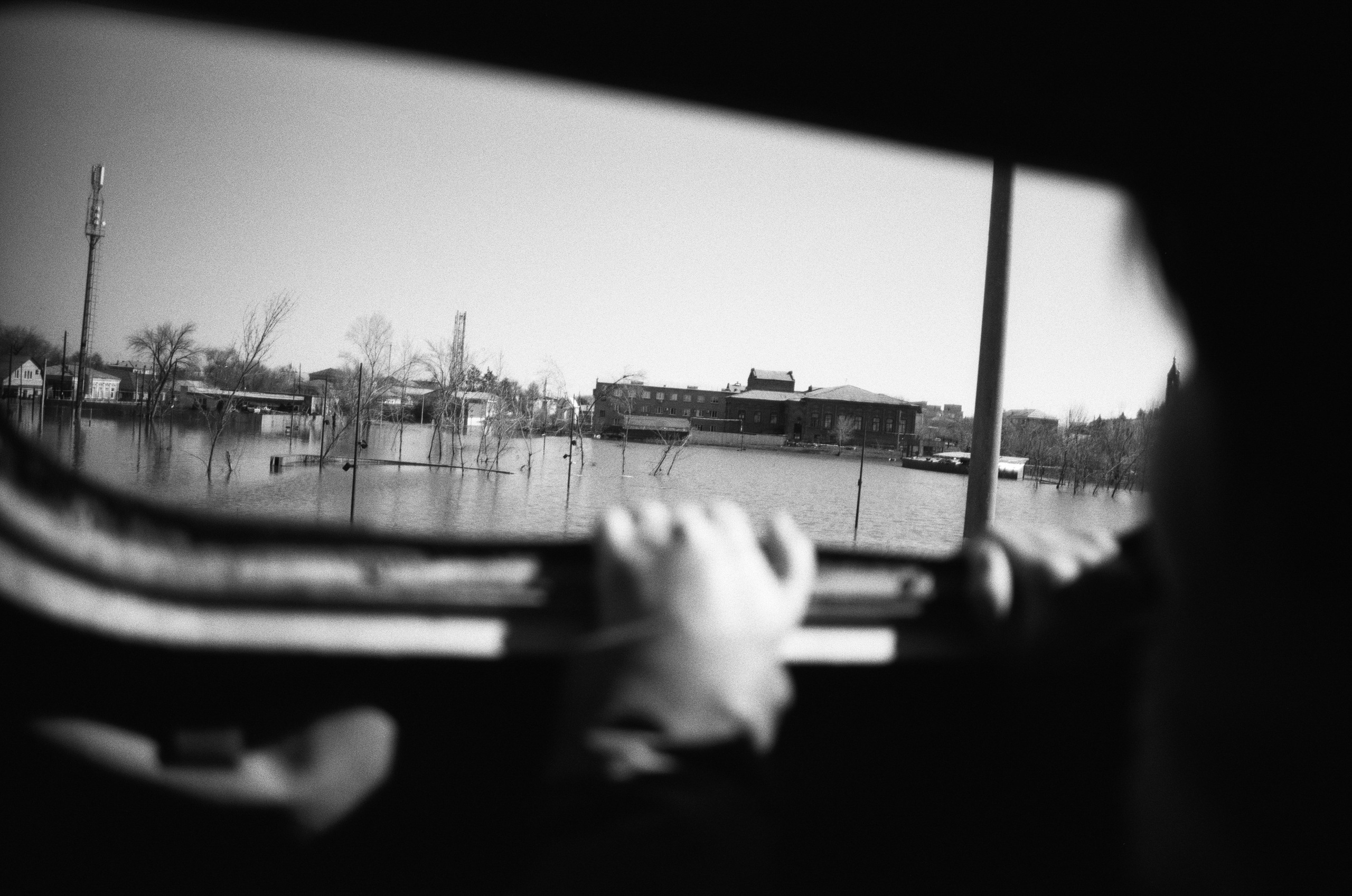 Жители Старого города едут мимо главной площади на машине МЧС | 11.04.2024 / г. Орск