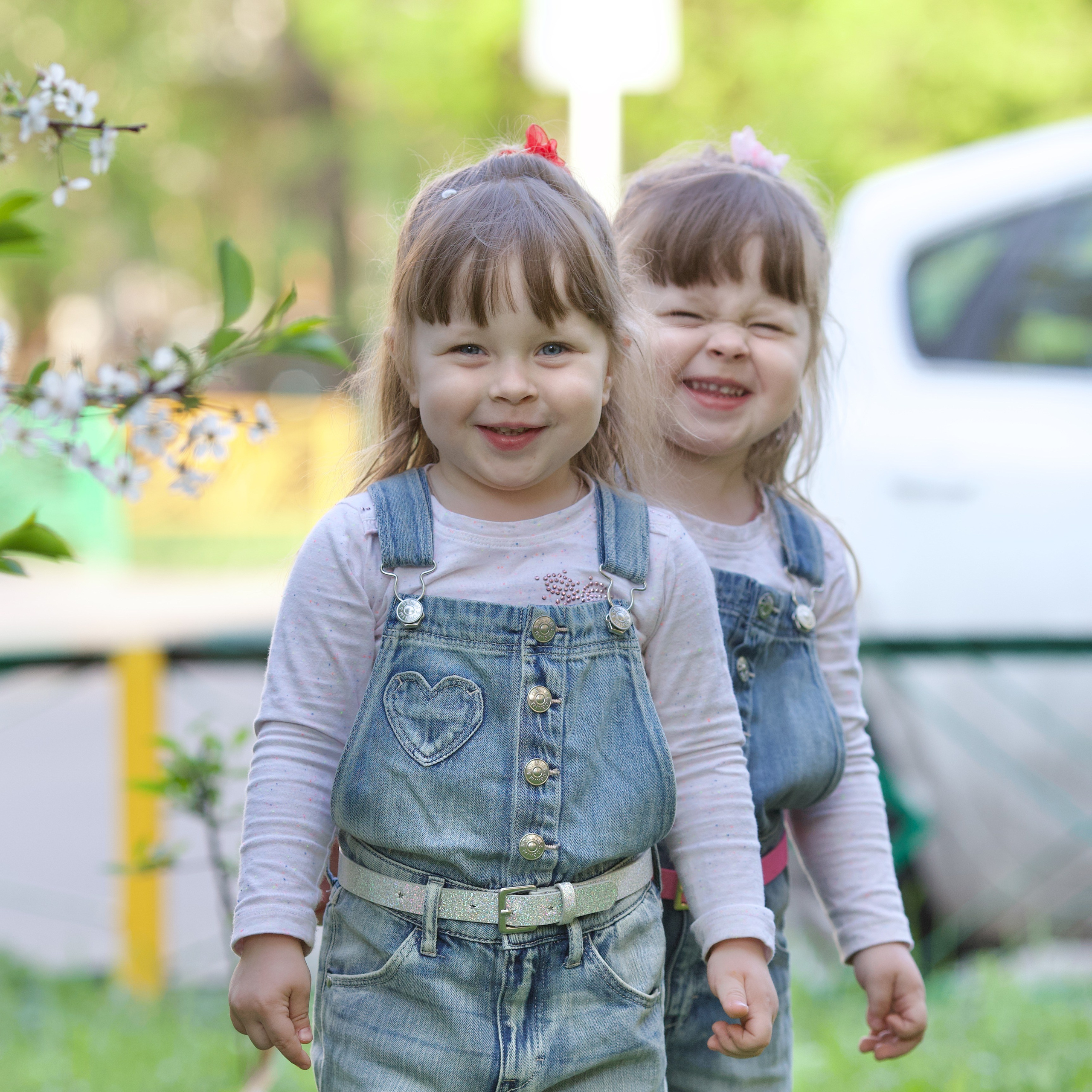 Фотосессия близняшек весной. Школьные выпускные альбомы в Москве Марина Николаева