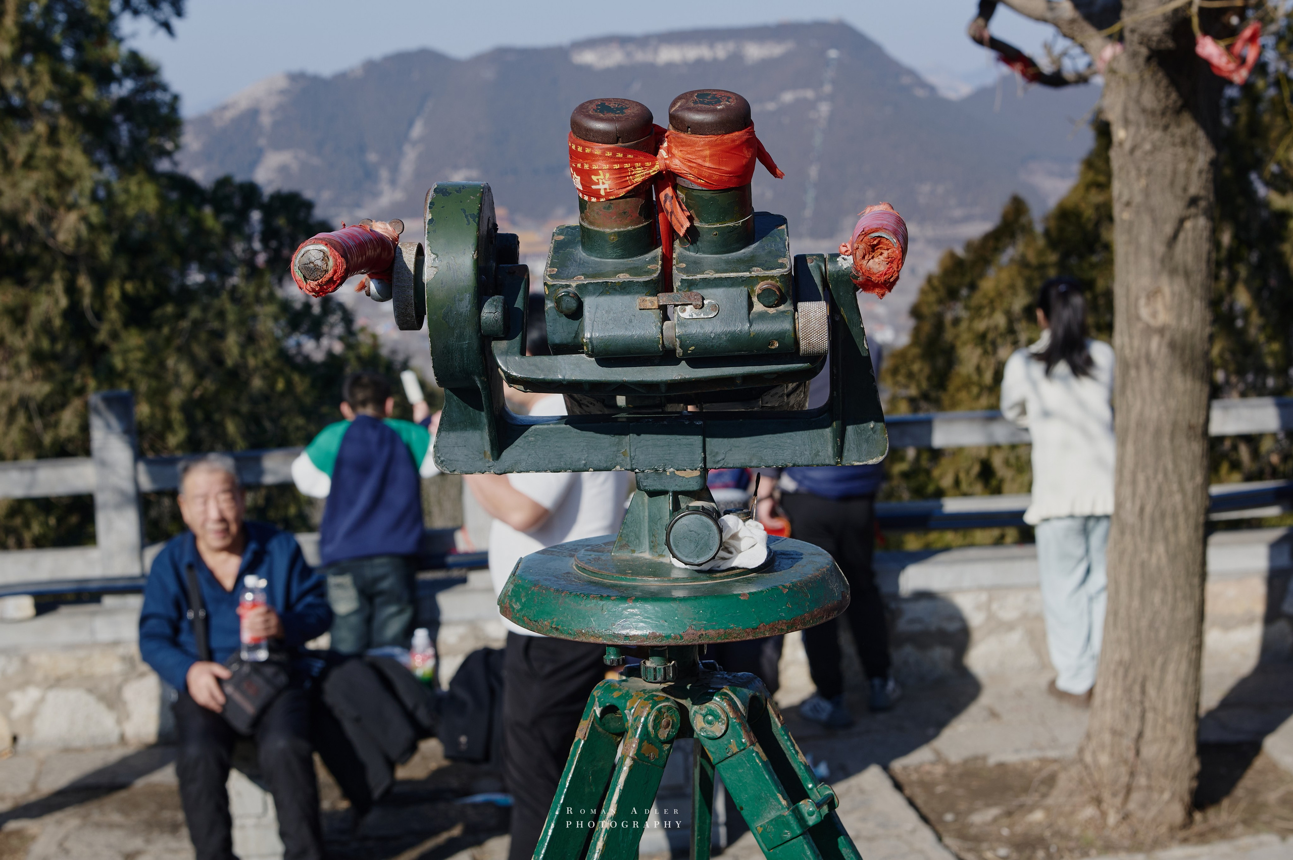 Рассвет на храмовой горе Юнмень. Цинчжоу. Фотограф Роман Адлер