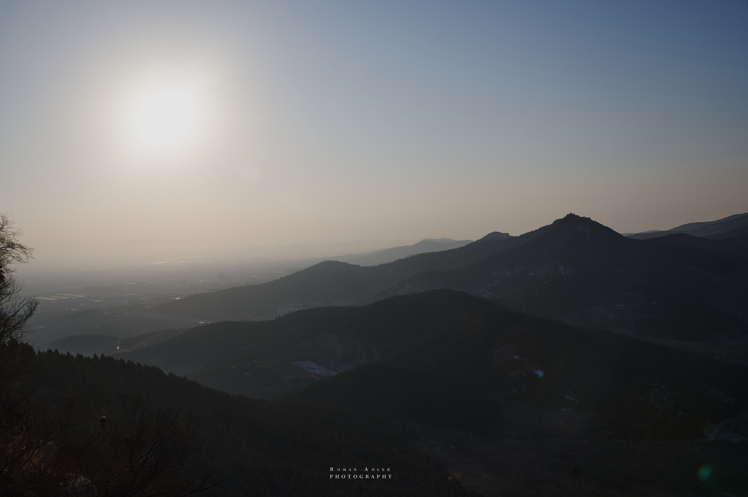 Рассвет на храмовой горе Юнмень. Цинчжоу. Фотограф Роман Адлер