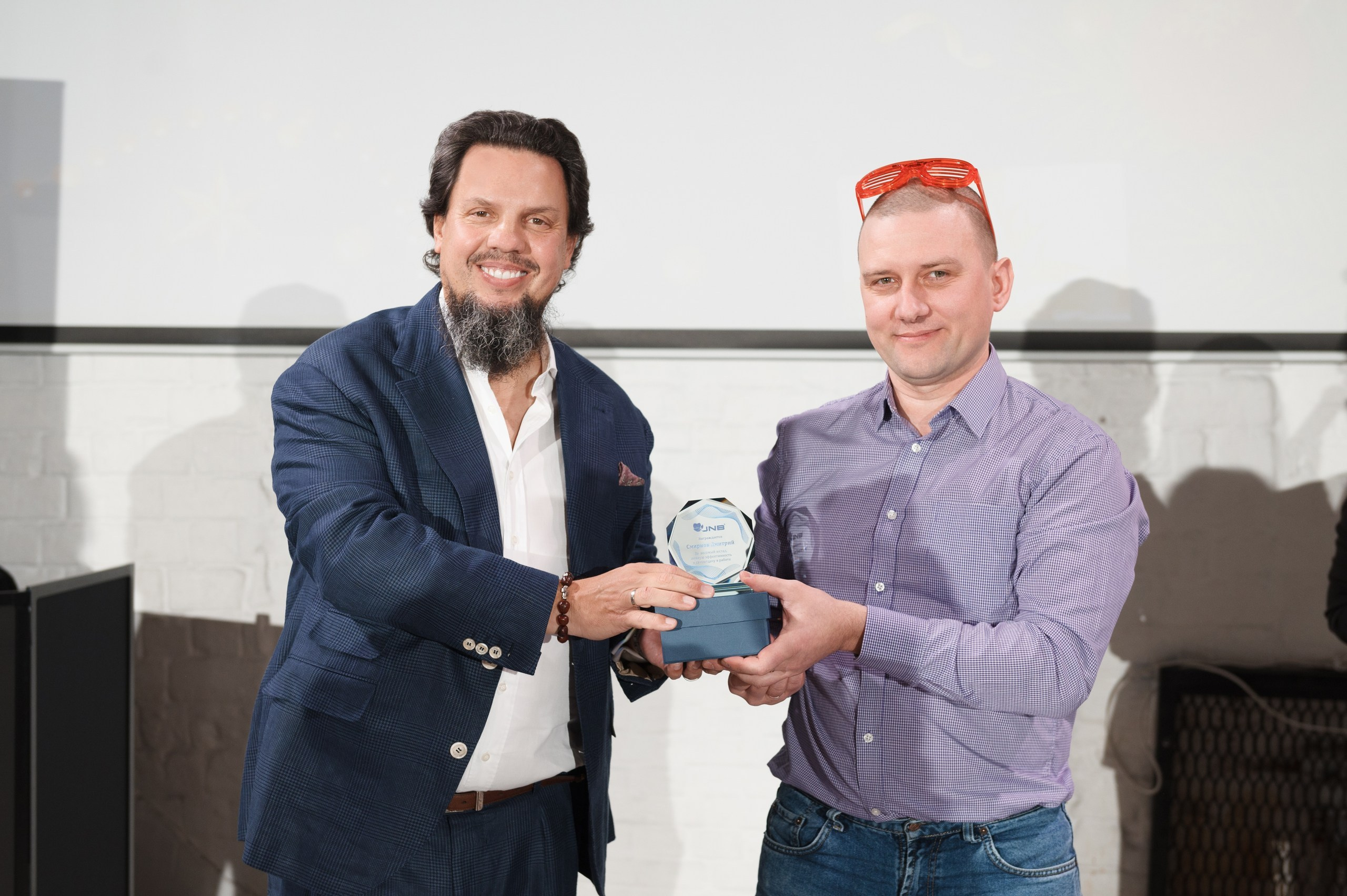 Новогодний корпоратив в стиле Неоновая вечеринка. Праздничное агентство ПИОН