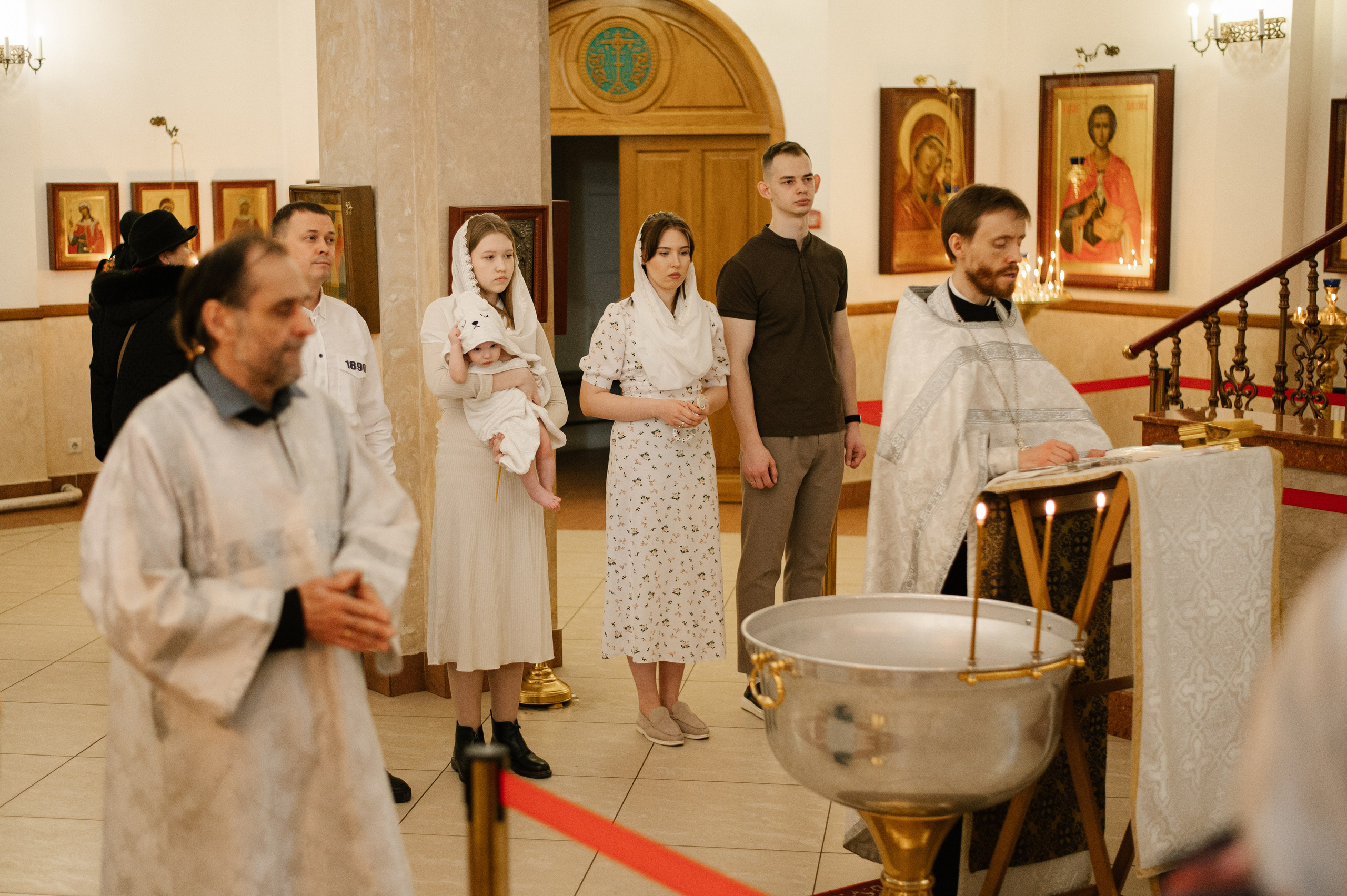 Фотограф на крещение. Фотосессия таинства крещения. Храм блаженной Матроны Московской в Дмитровском. Семейный и свадебный фотограф в Москве Татьяна Николаева