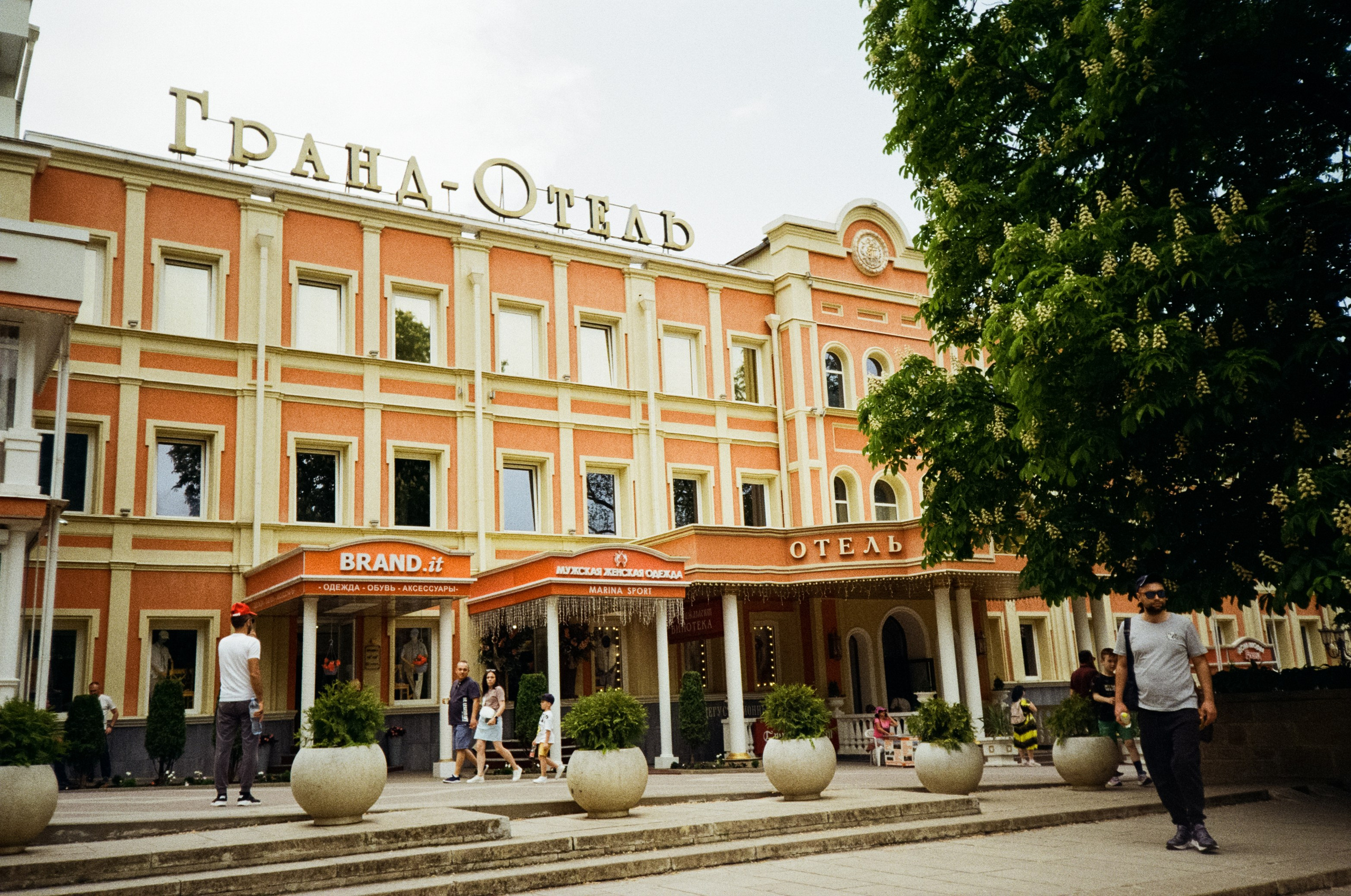 Дворик на Гагарина и Нарзанная галерея. Аллеи Кисловодска. Фотограф-документалист Мария Осокина