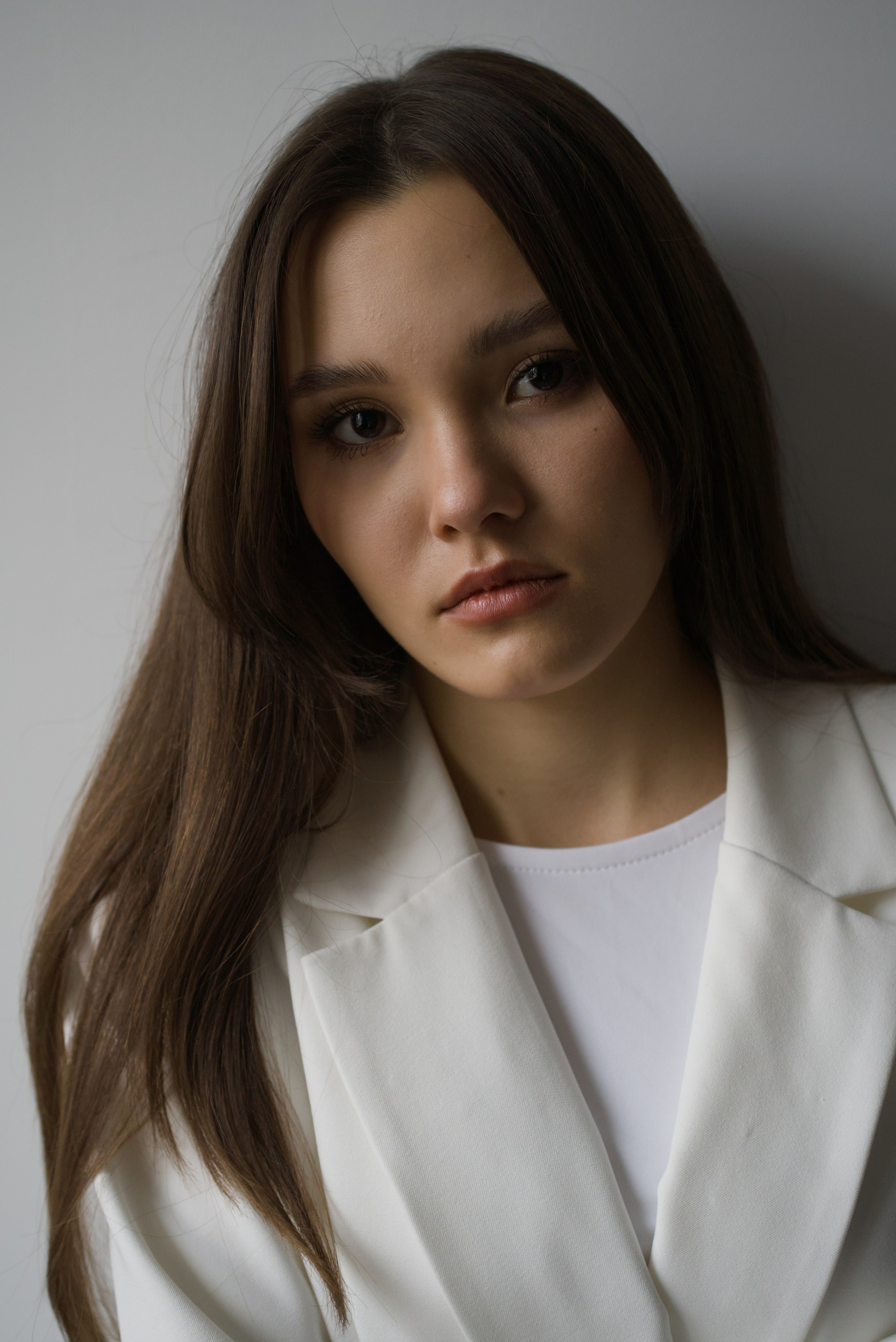 У окна в белом на белом. Мир глазами Саши Д