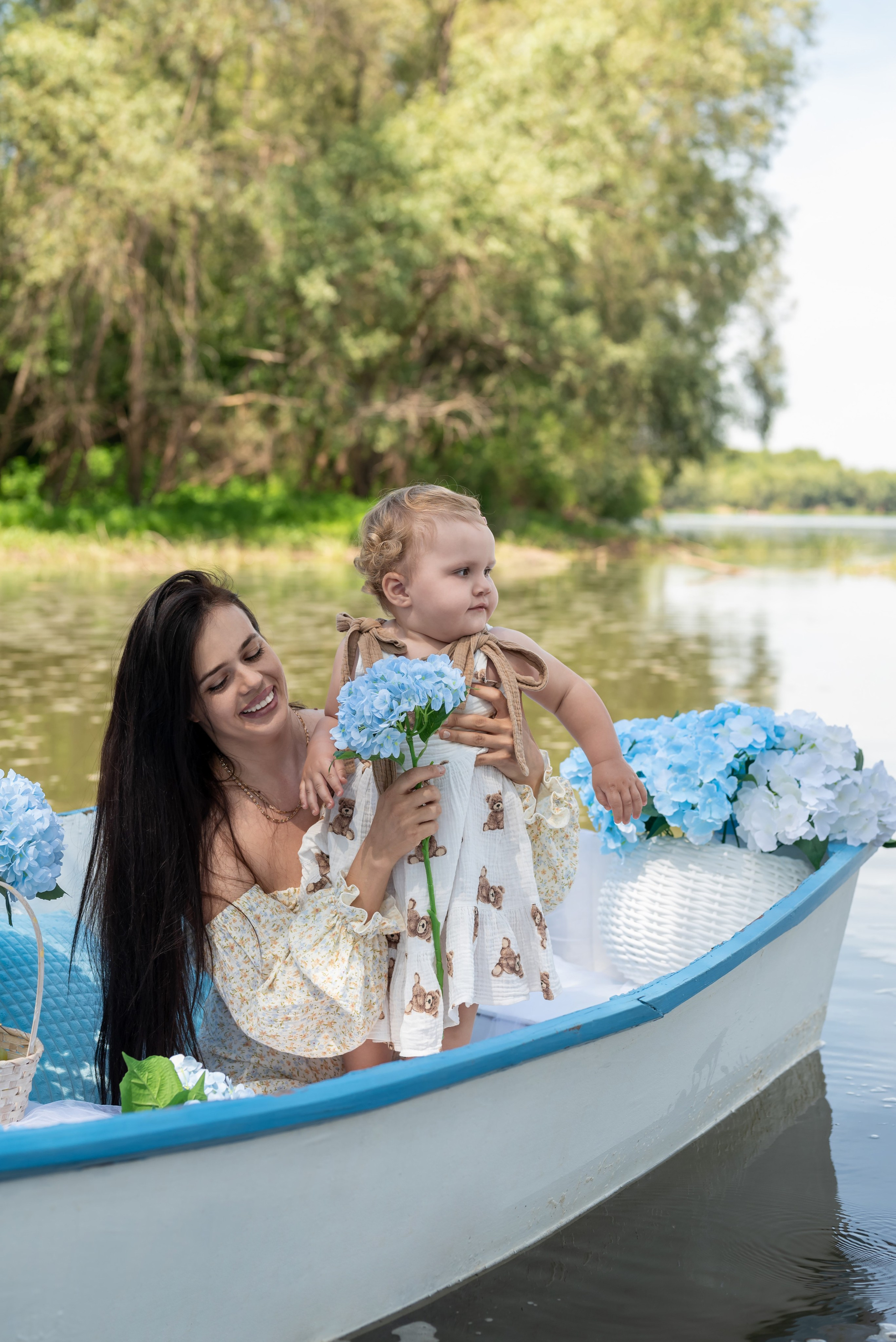 Фотопроект на лодке с голубыми гортензиями. Фотограф в городе Салават