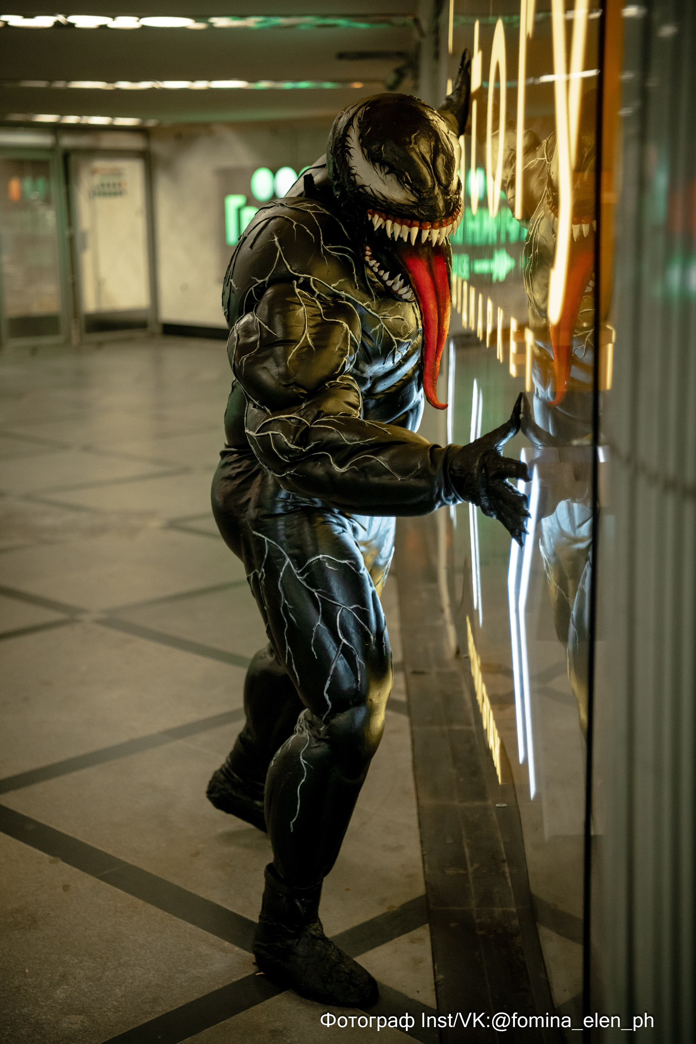Человек паук и Веном в метро ЕКБ. Фомина Елена Свадебный и семейный фотограф