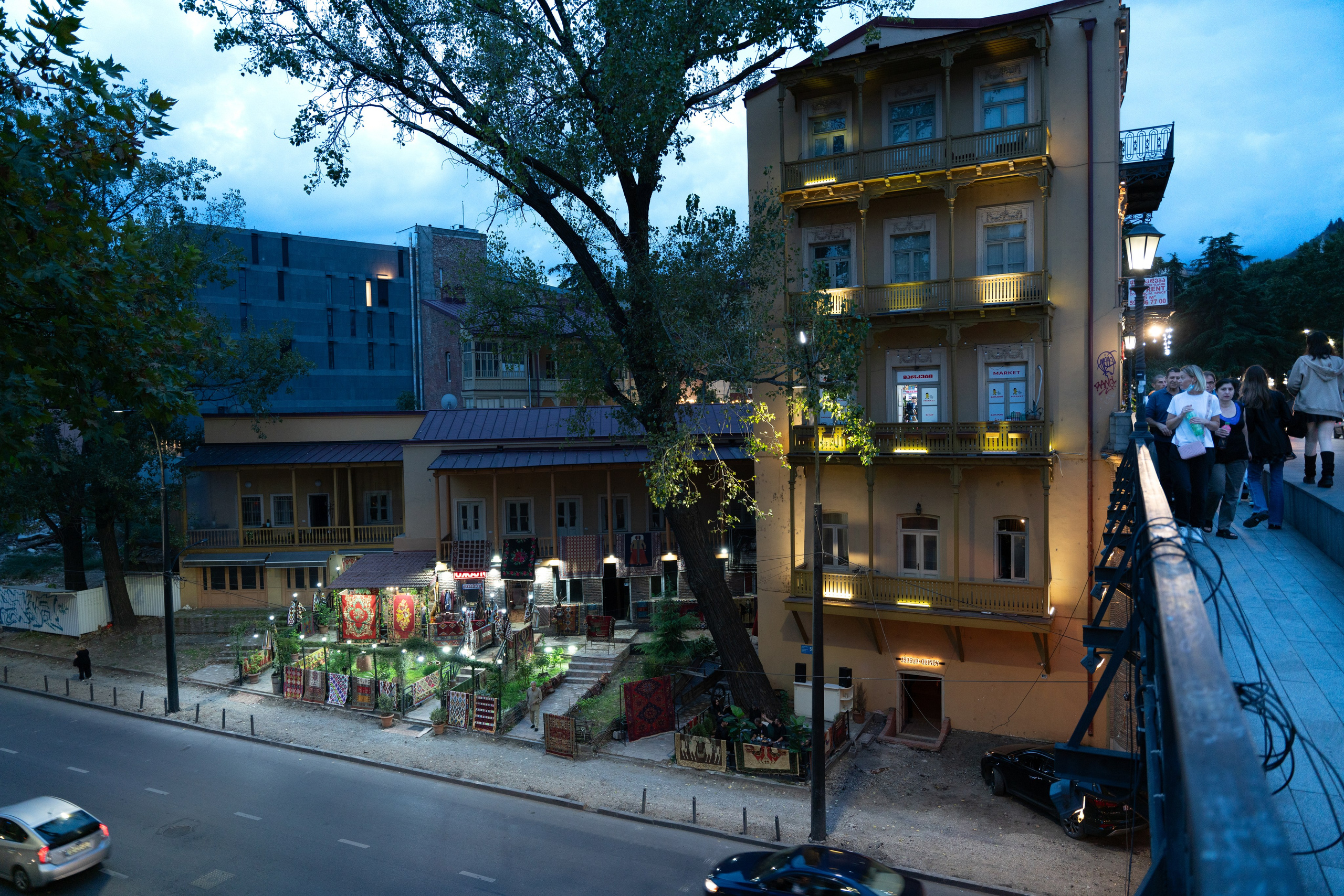 УЛИЦЫ. ПОБУДЬ ЗДЕСЬ И ЦЕЛЕЕ БУДЕТ ЭТОТ МИР