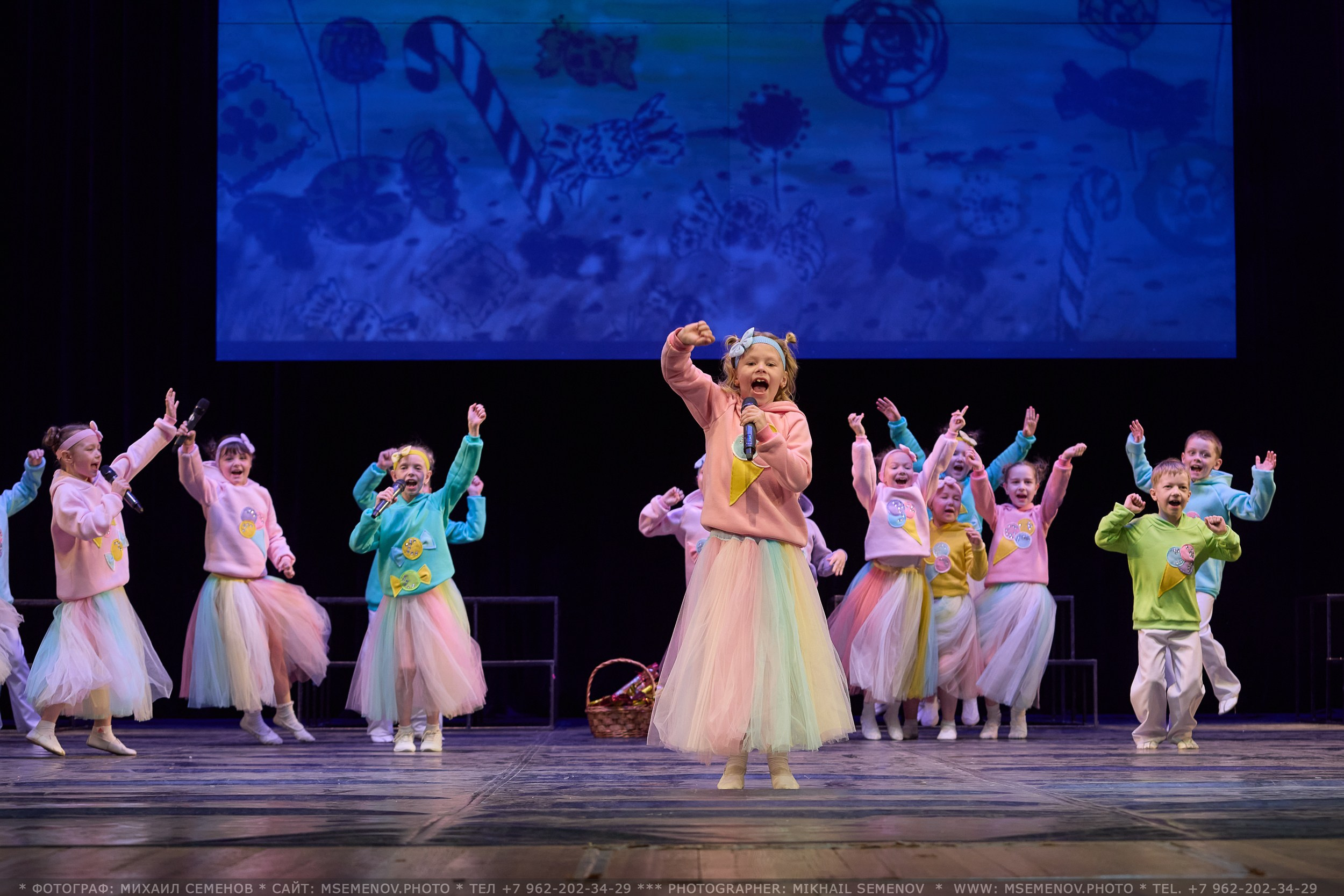 Концерт «Веселая семейка». Photographer for business Mikhail Semenov. Aqua photo studio, photo school