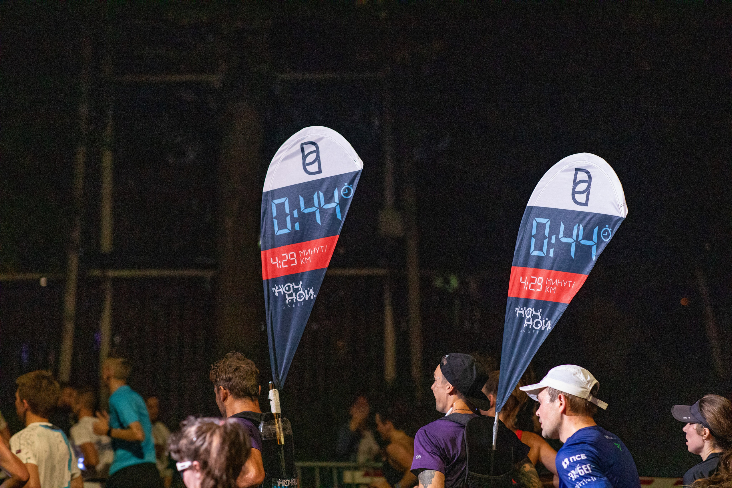 Ночной забег в ленте фотографий бегунов 03.08.24. Фотограф Сергей Ловкий