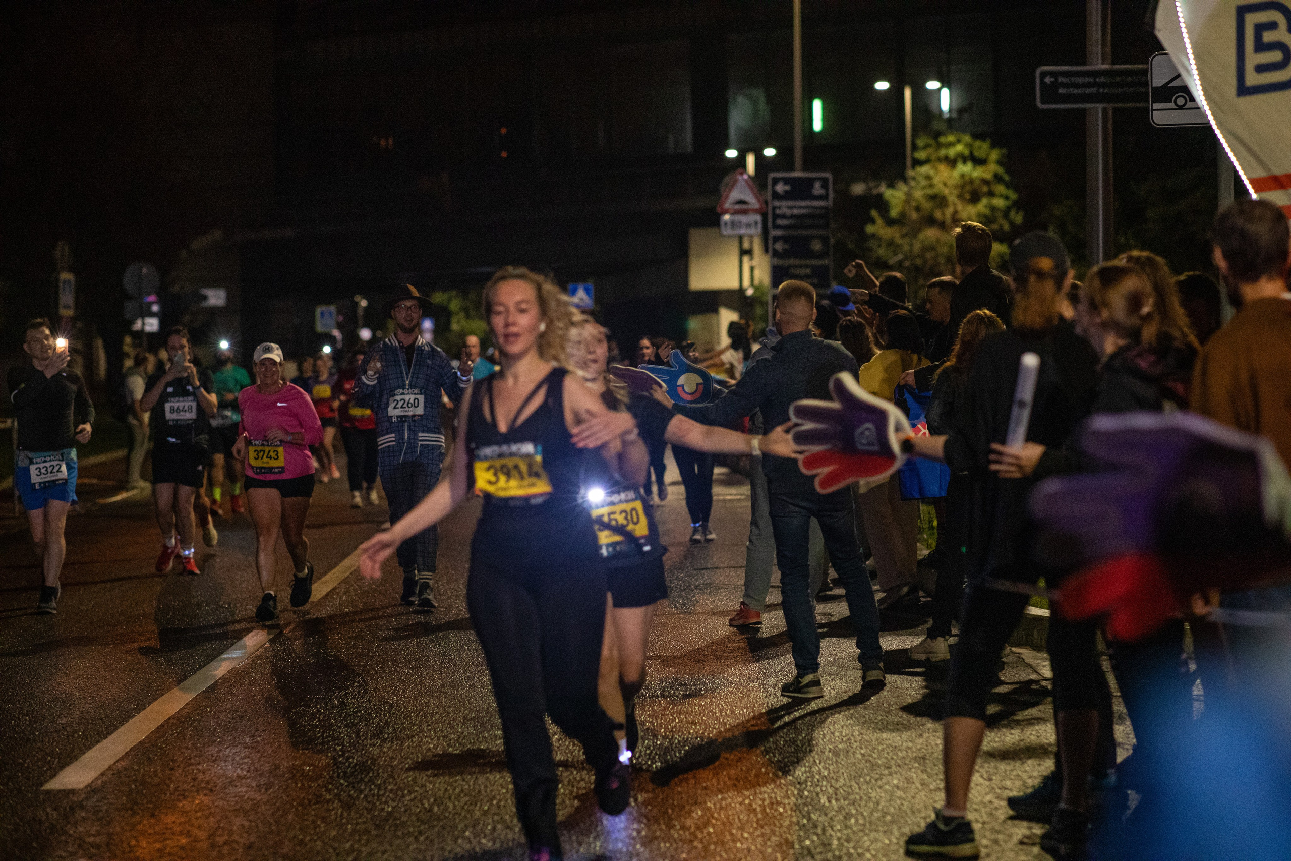 Ночной забег в ленте фотографий бегунов 03.08.24. Фотограф Сергей Ловкий