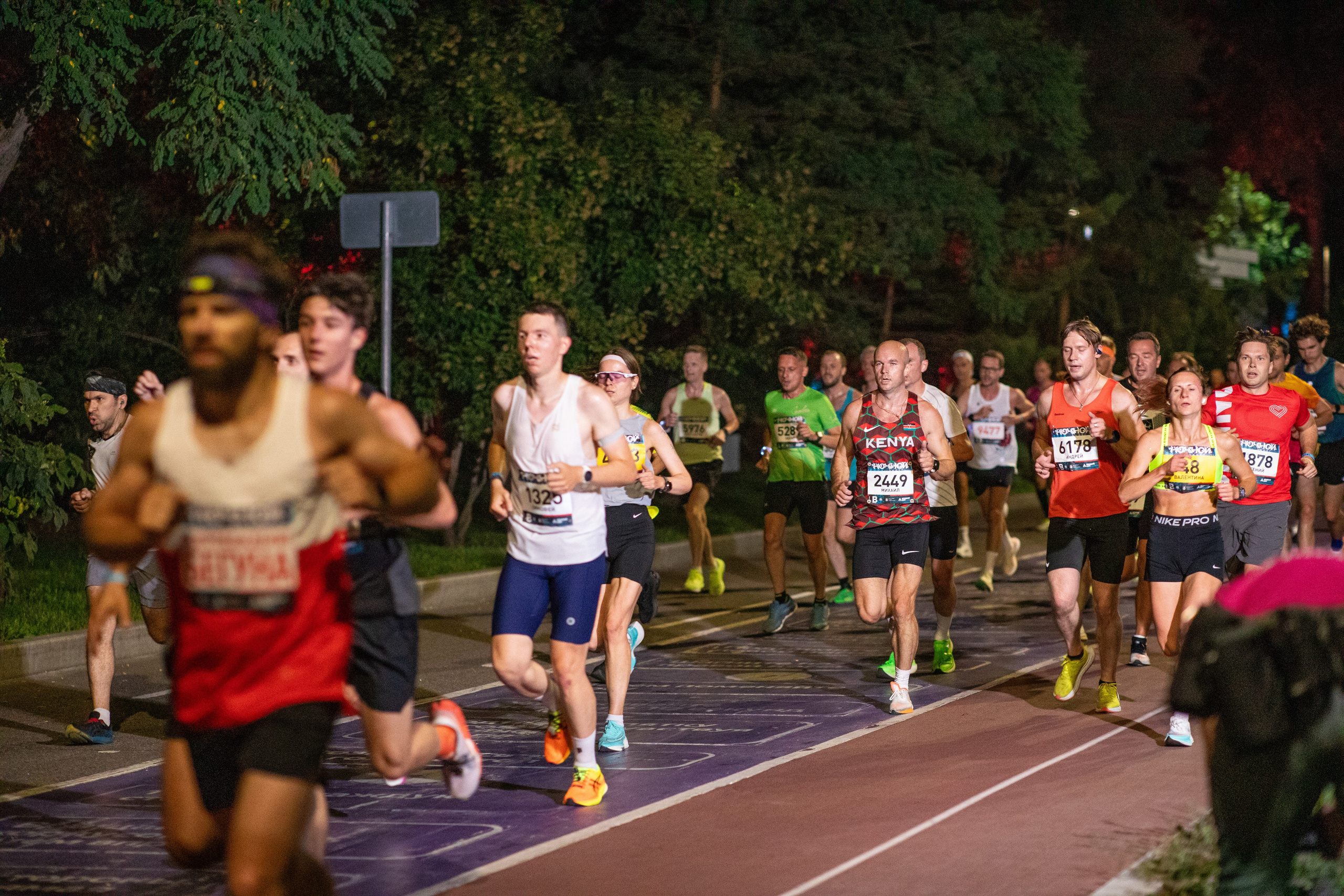 Ночной забег в ленте фотографий бегунов 03.08.24. Фотограф Сергей Ловкий