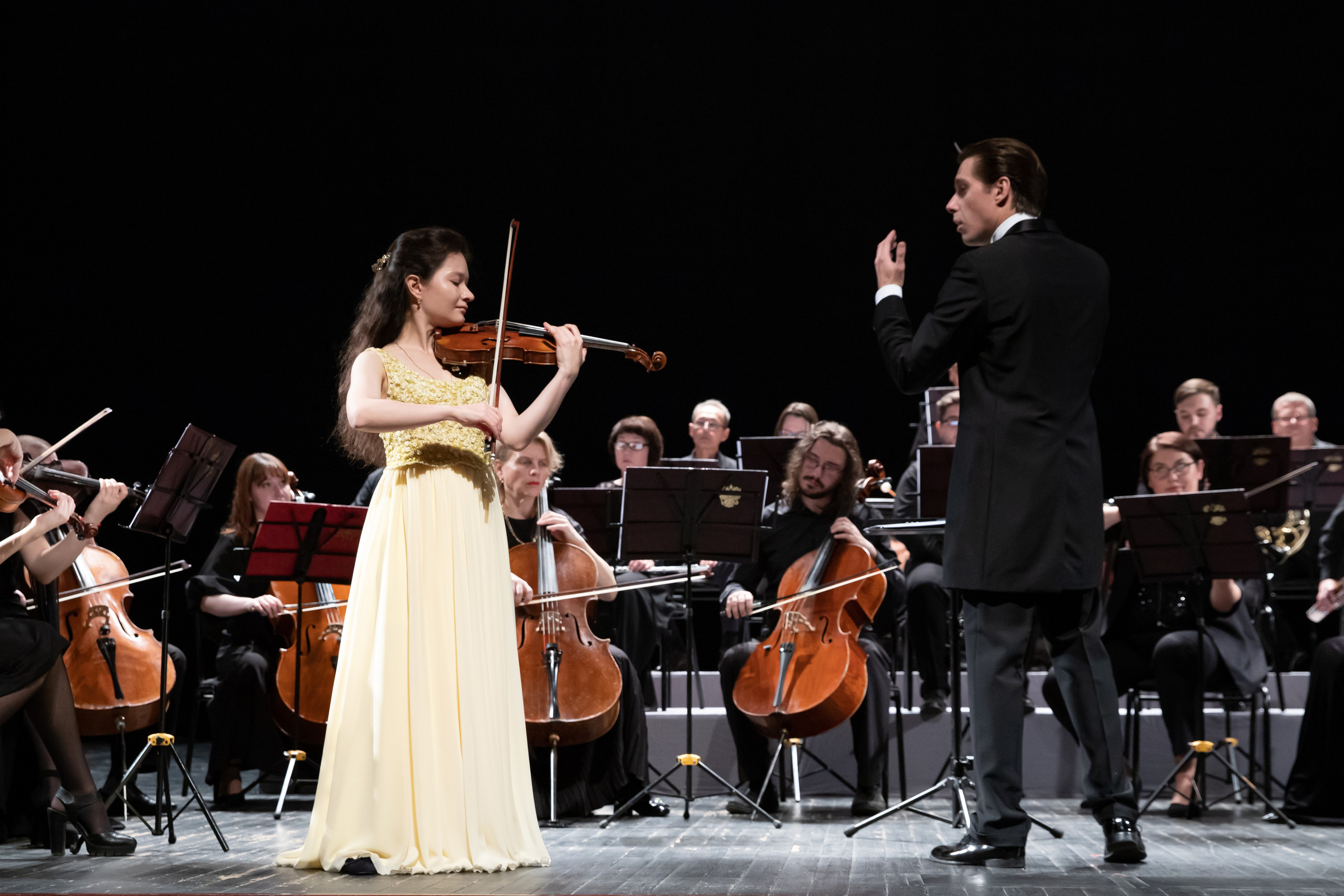 На сцене. Скрипачка Анна Савкина