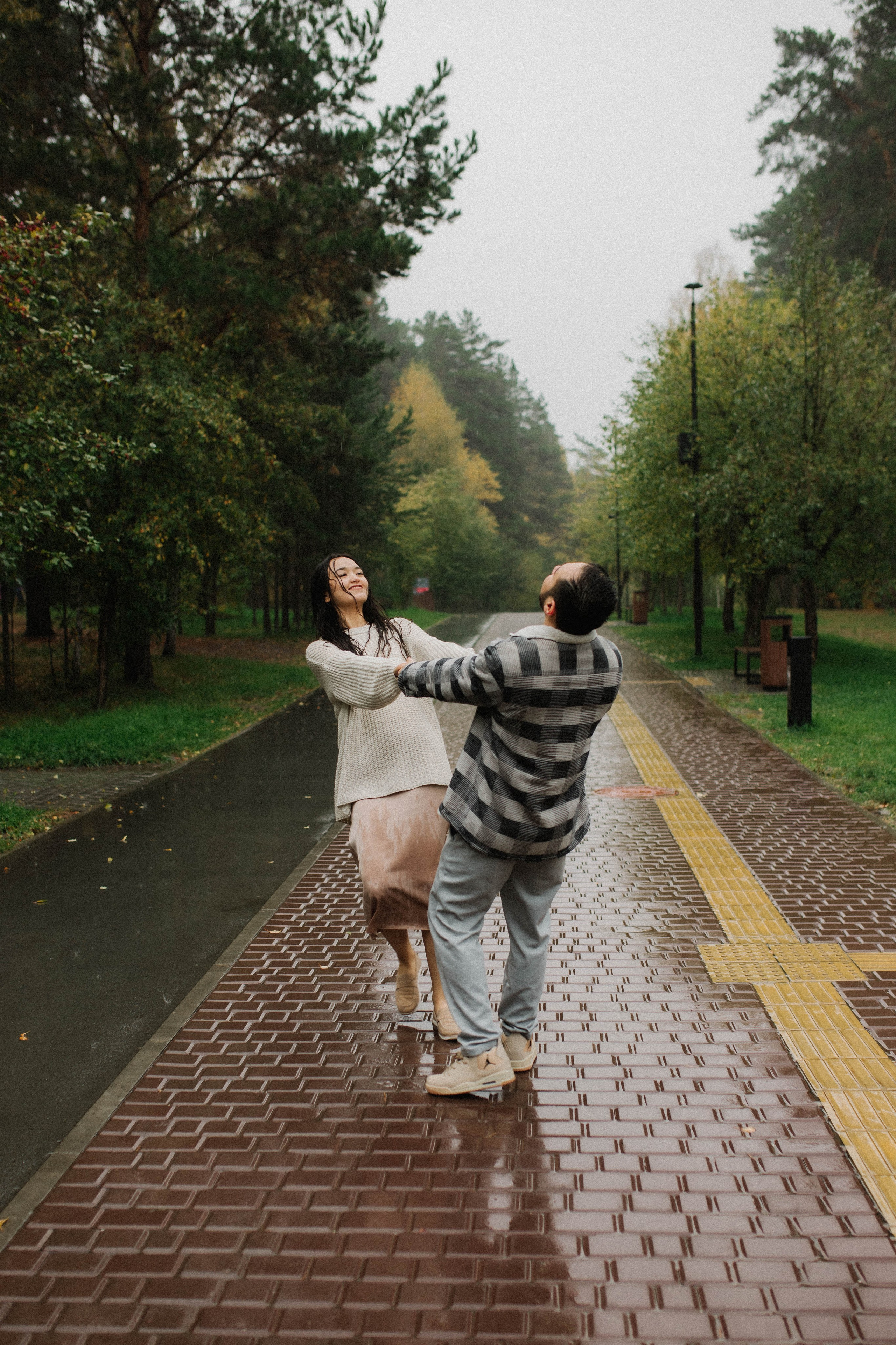 Бегать по сентябрьским лужам вдвоём. Свадебный фотограф Новосибирск