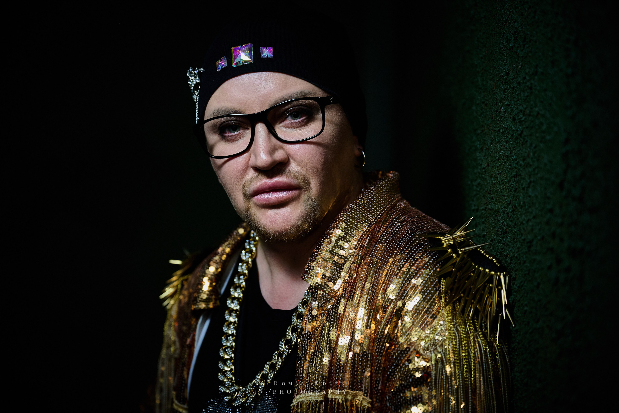 Шоумен Женя Цой. Фотограф Роман Адлер