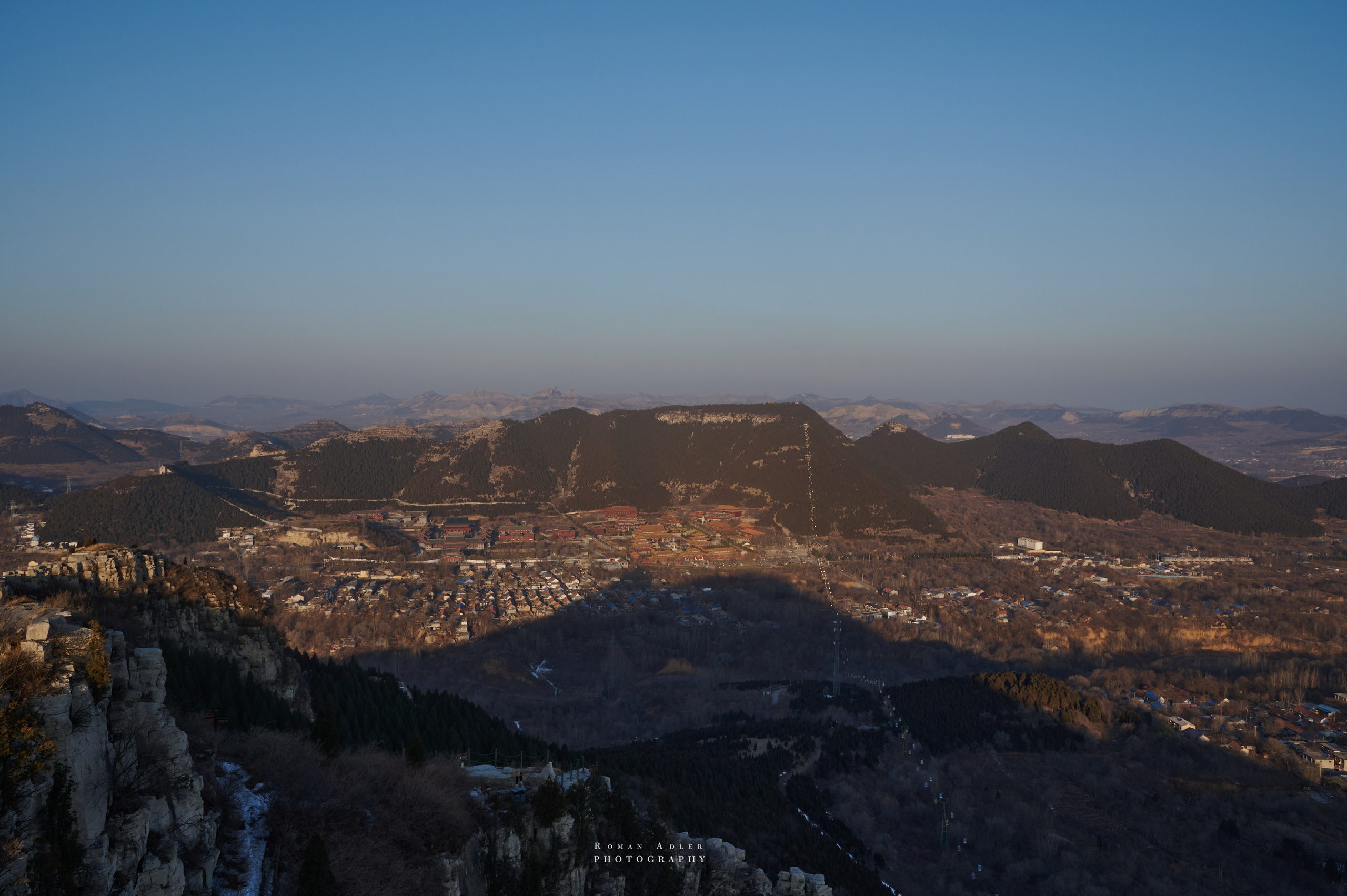 Рассвет на храмовой горе Юнмень. Цинчжоу. Фотограф Роман Адлер