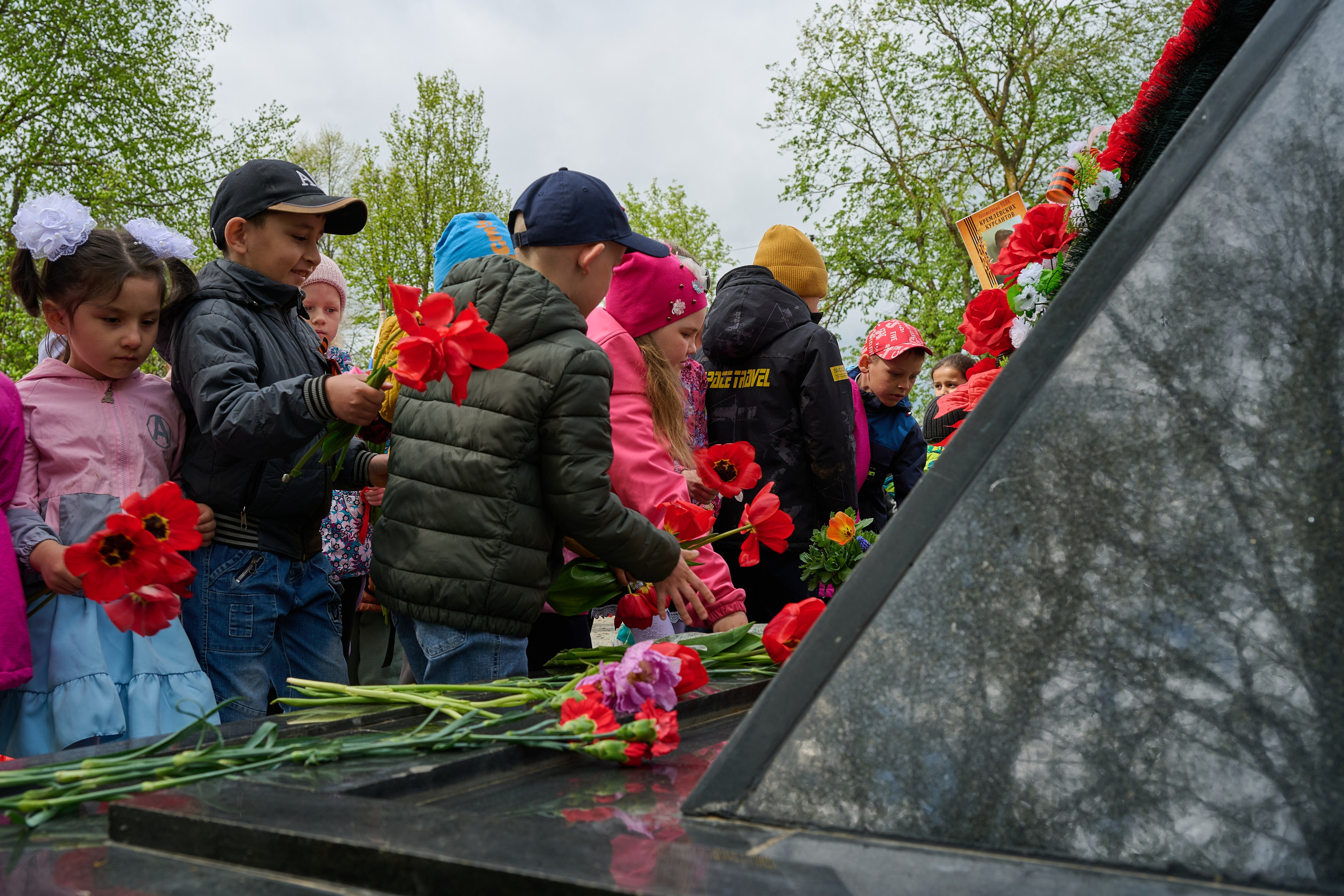 Памяти подвигу Кремлевских курсантов. Ярополец. Фотограф Роман Адлер