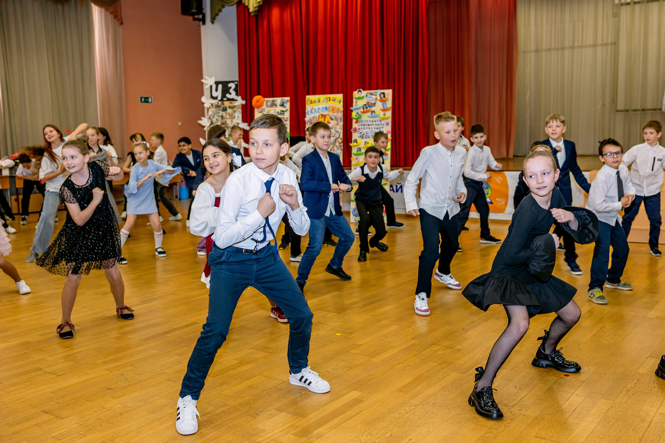 Выпускной праздник в начальной школе. Фотограф и видеограф Москва. Свадебный фотограф, видеограф. Выпускные альбомы. Оживающие альбомы