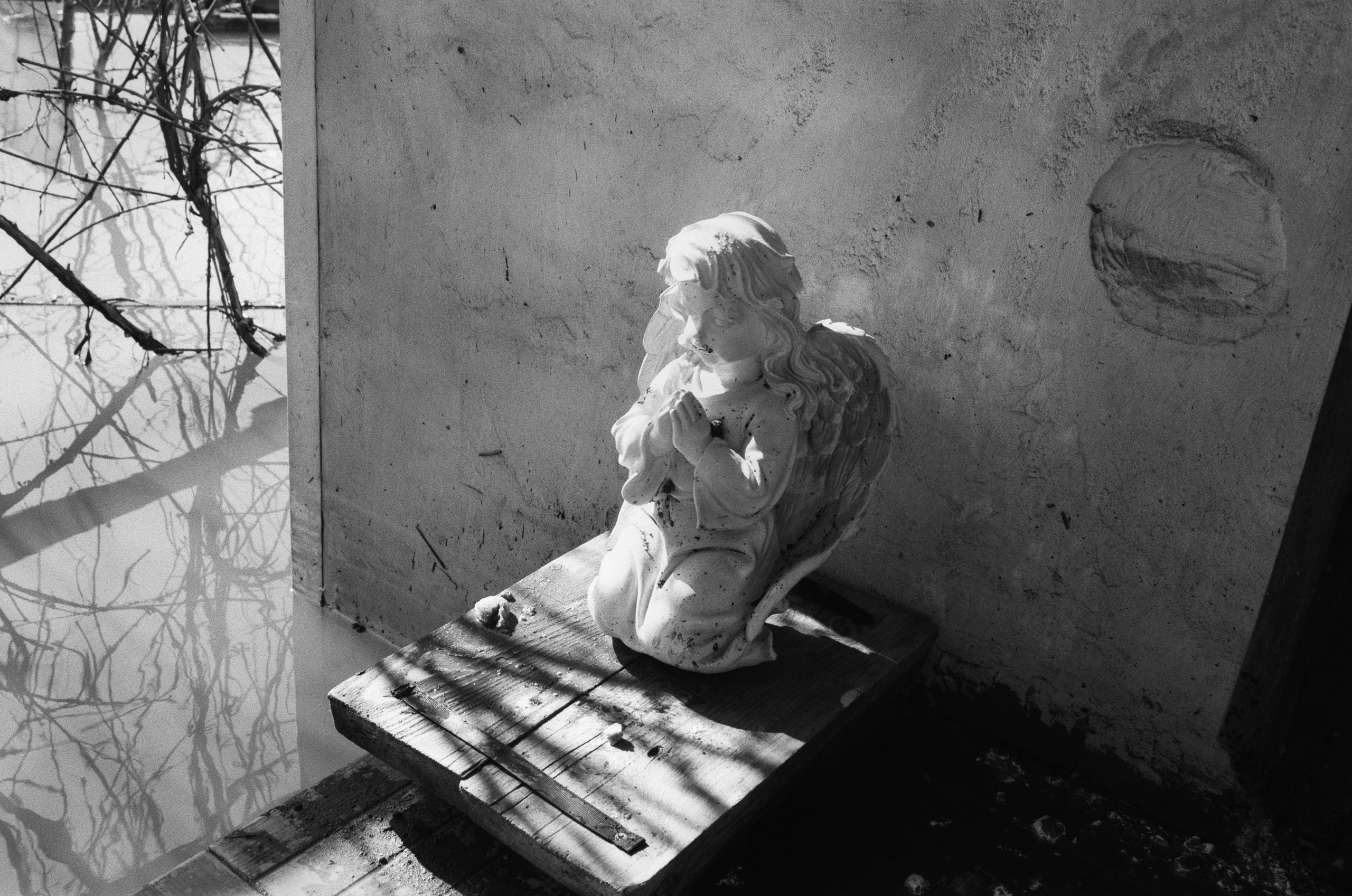 Фигура ангела на крыльце дома Татьяны и Владимира | 13.04.2024 / г. Орск