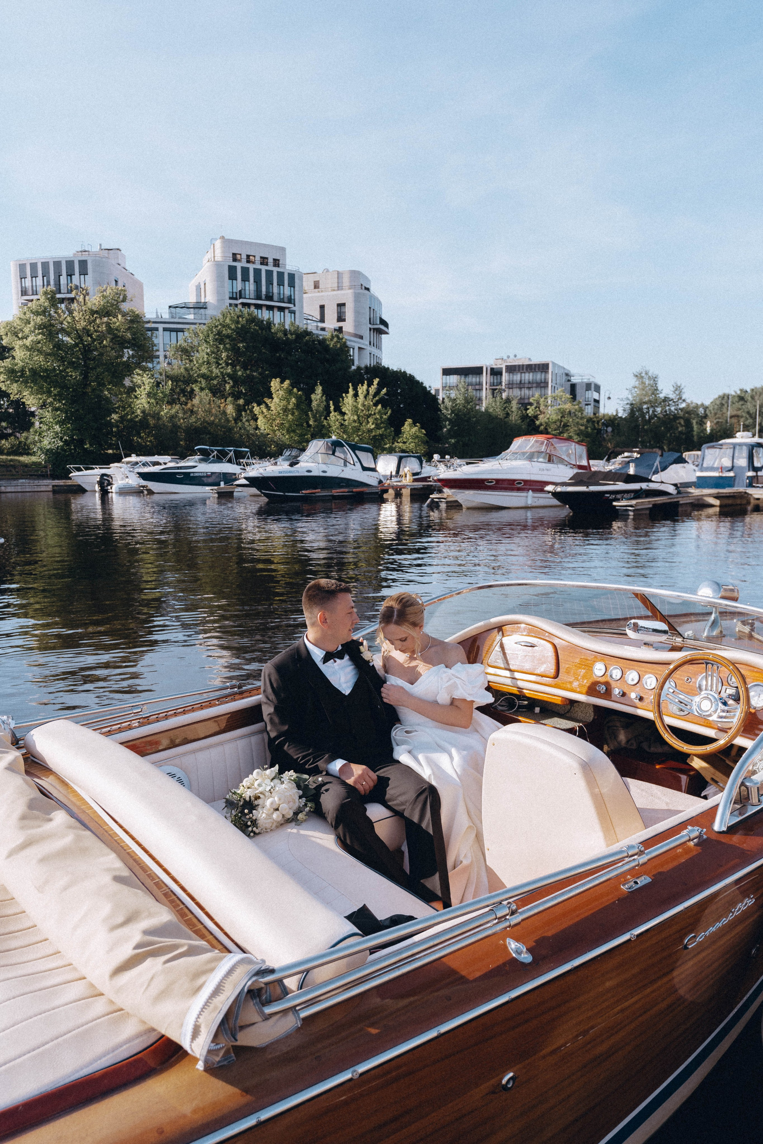 СВАДЕНБНАЯ СЬЕМКА НА КАТЕРЕ ПО КАНАЛАМ САНКТ-ПЕТЕРБУРГА И В АКВАТОРИИ НЕВЫ. Профессиональный фотограф, Санкт-Петербург — Виктория Богомолова