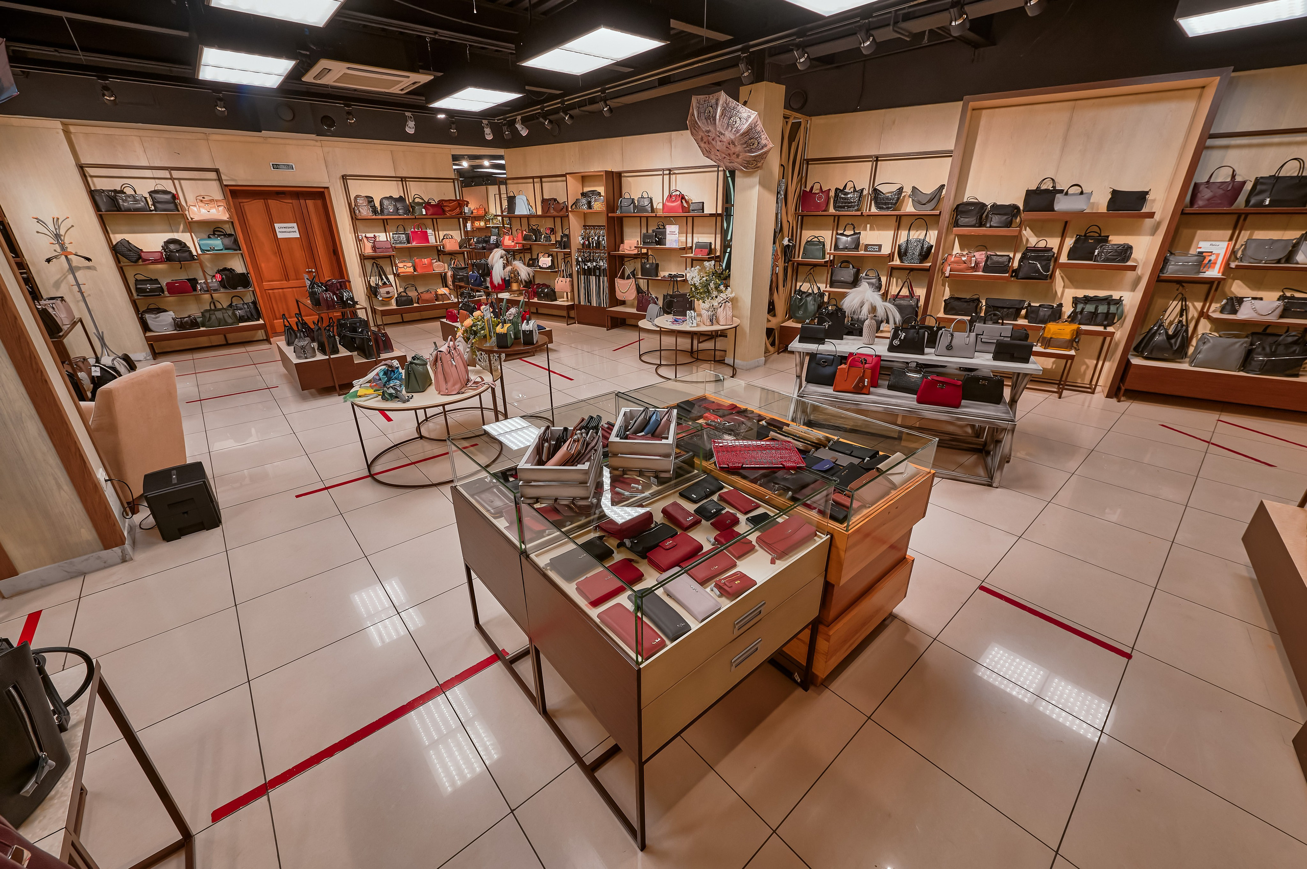 Портфолио по интерьерной и экстерьерной фотосъёмки: Мир сумок — Левый берег. Фотограф Яковлев Роман — Красноярск