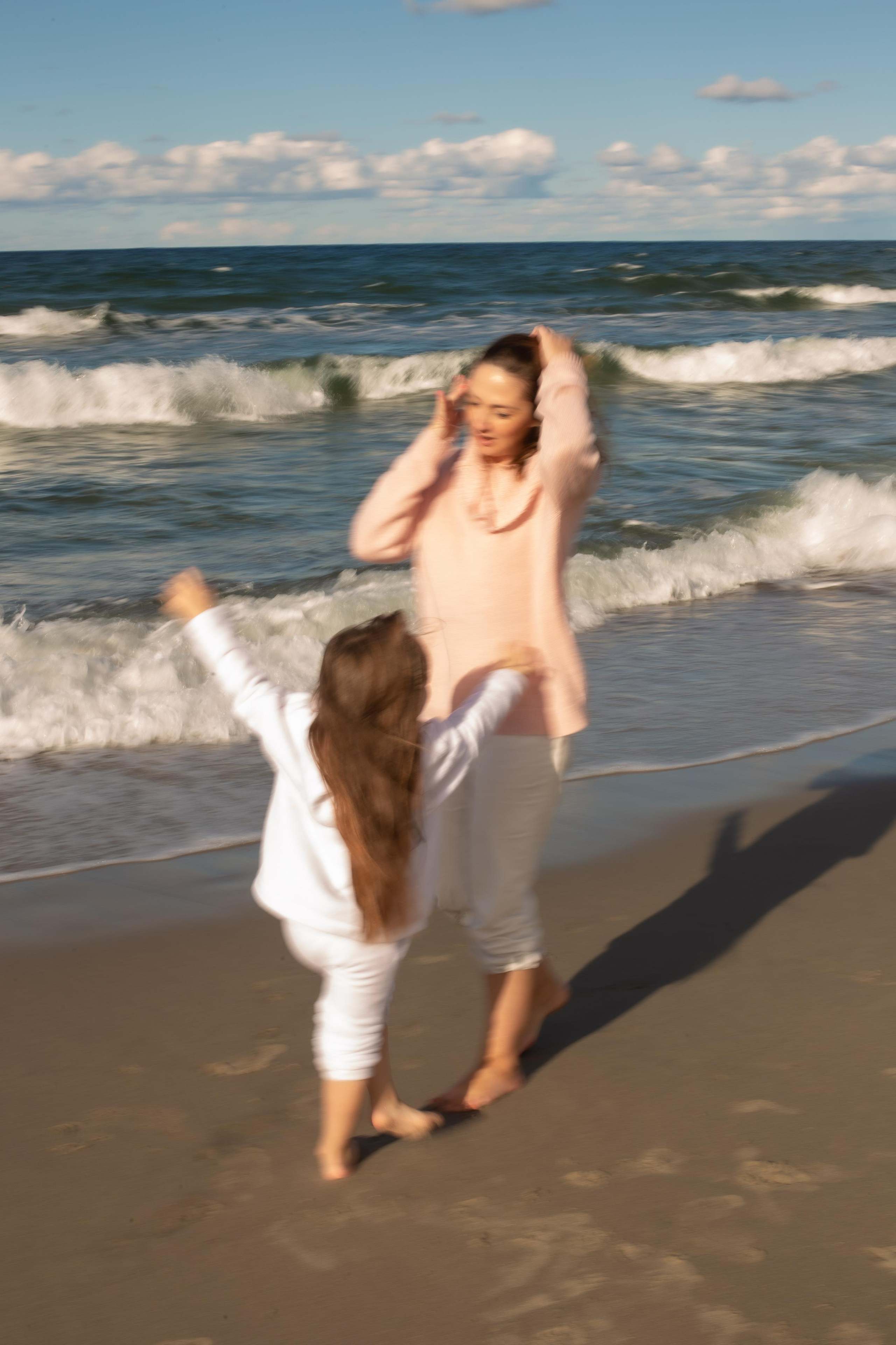 Софа и Элина. Море. Фотограф в Калининграде Решетникова Алина