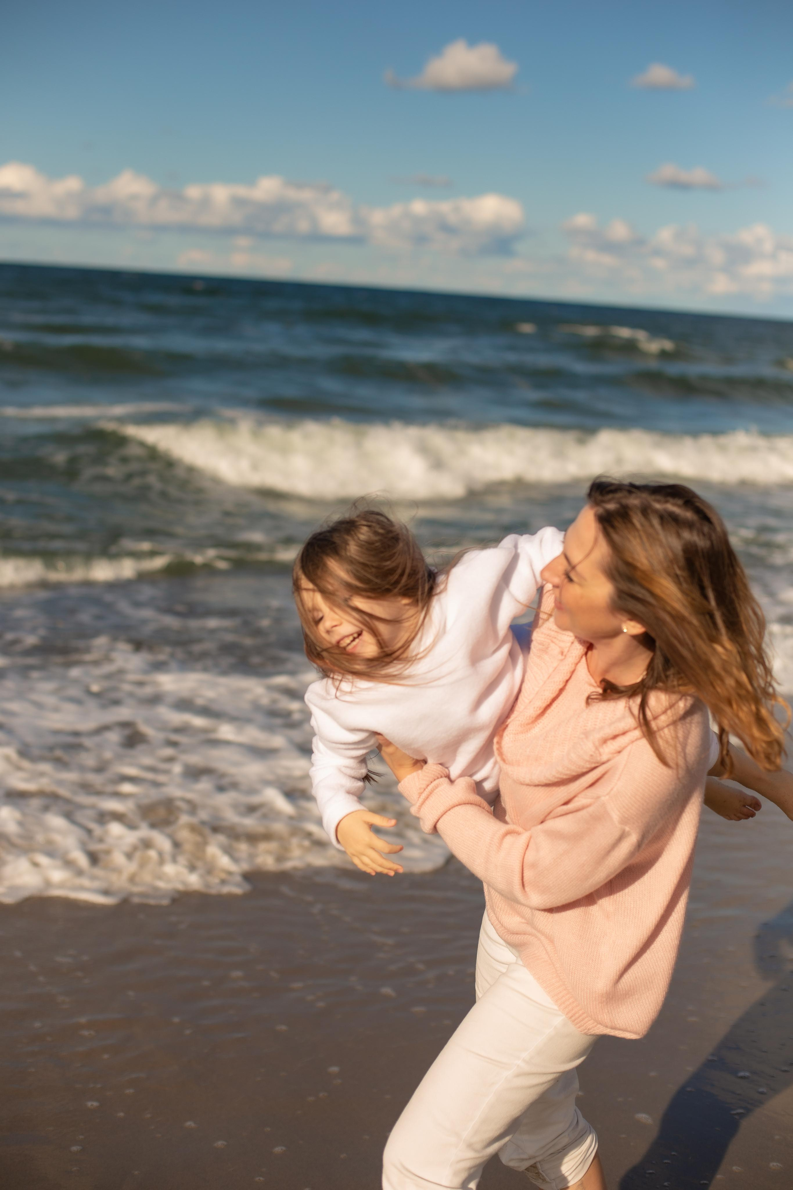 Софа и Элина. Море. Фотограф в Калининграде Решетникова Алина