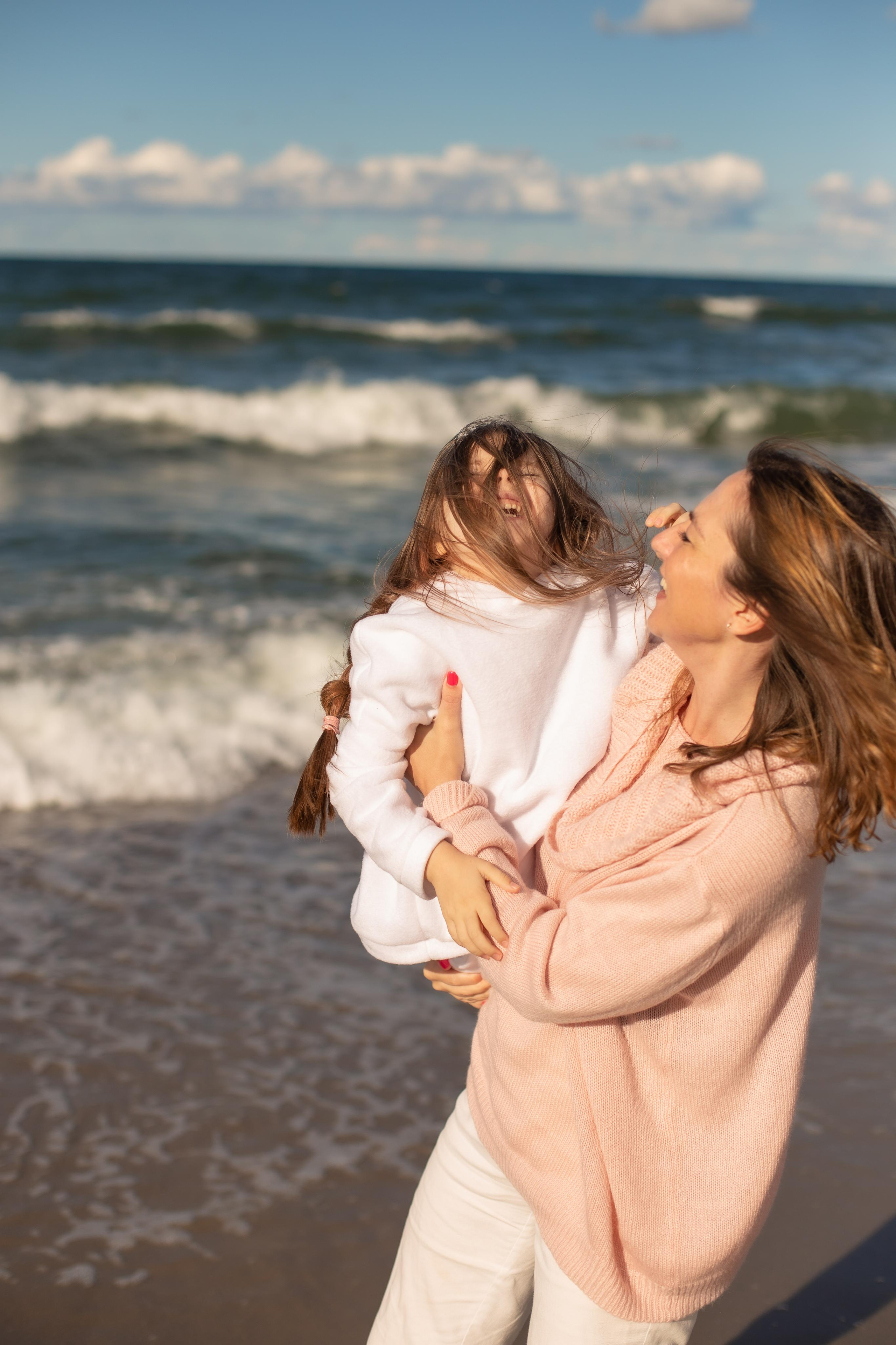 Софа и Элина. Море. Фотограф в Калининграде Решетникова Алина