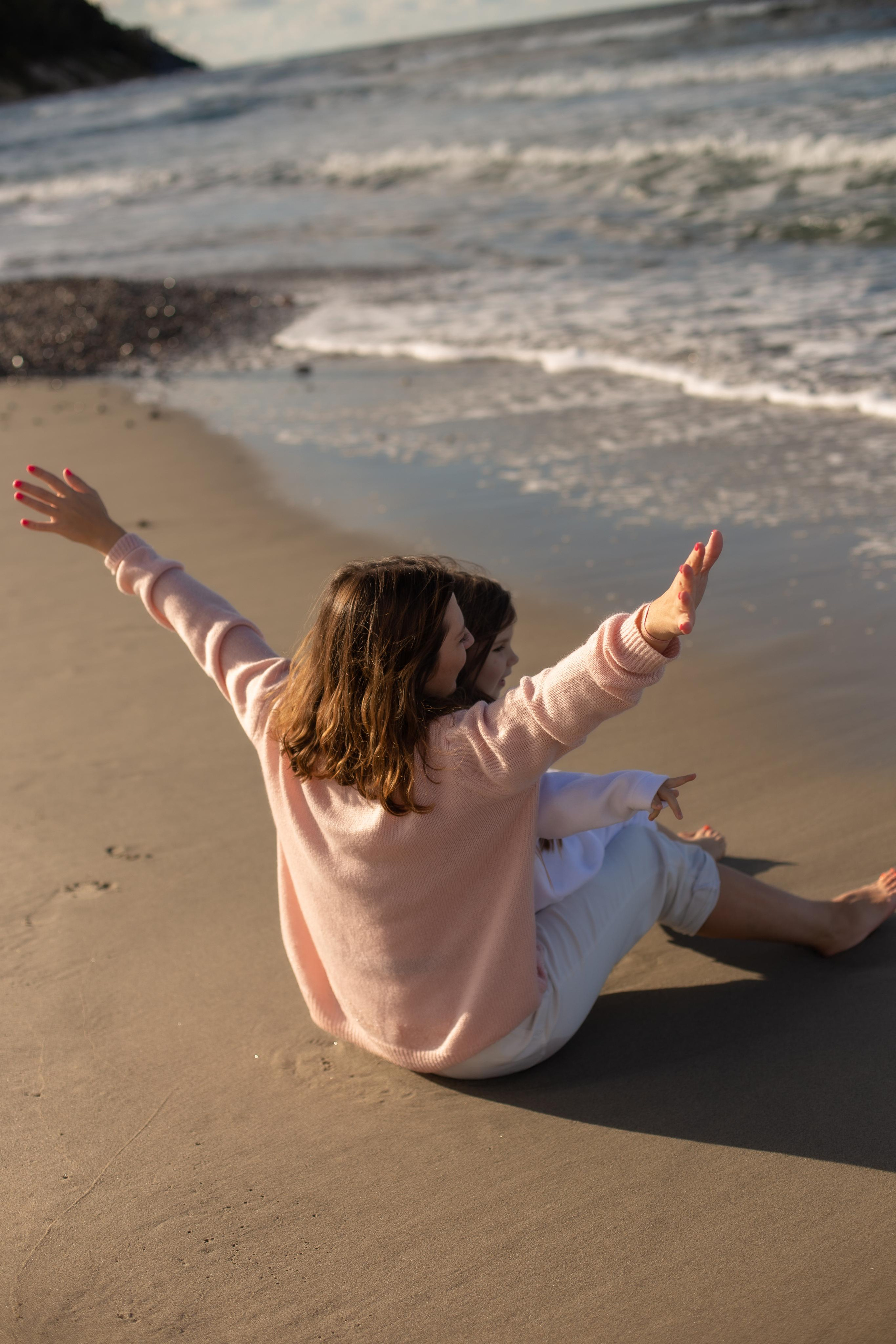 Софа и Элина. Море. Фотограф в Калининграде Решетникова Алина