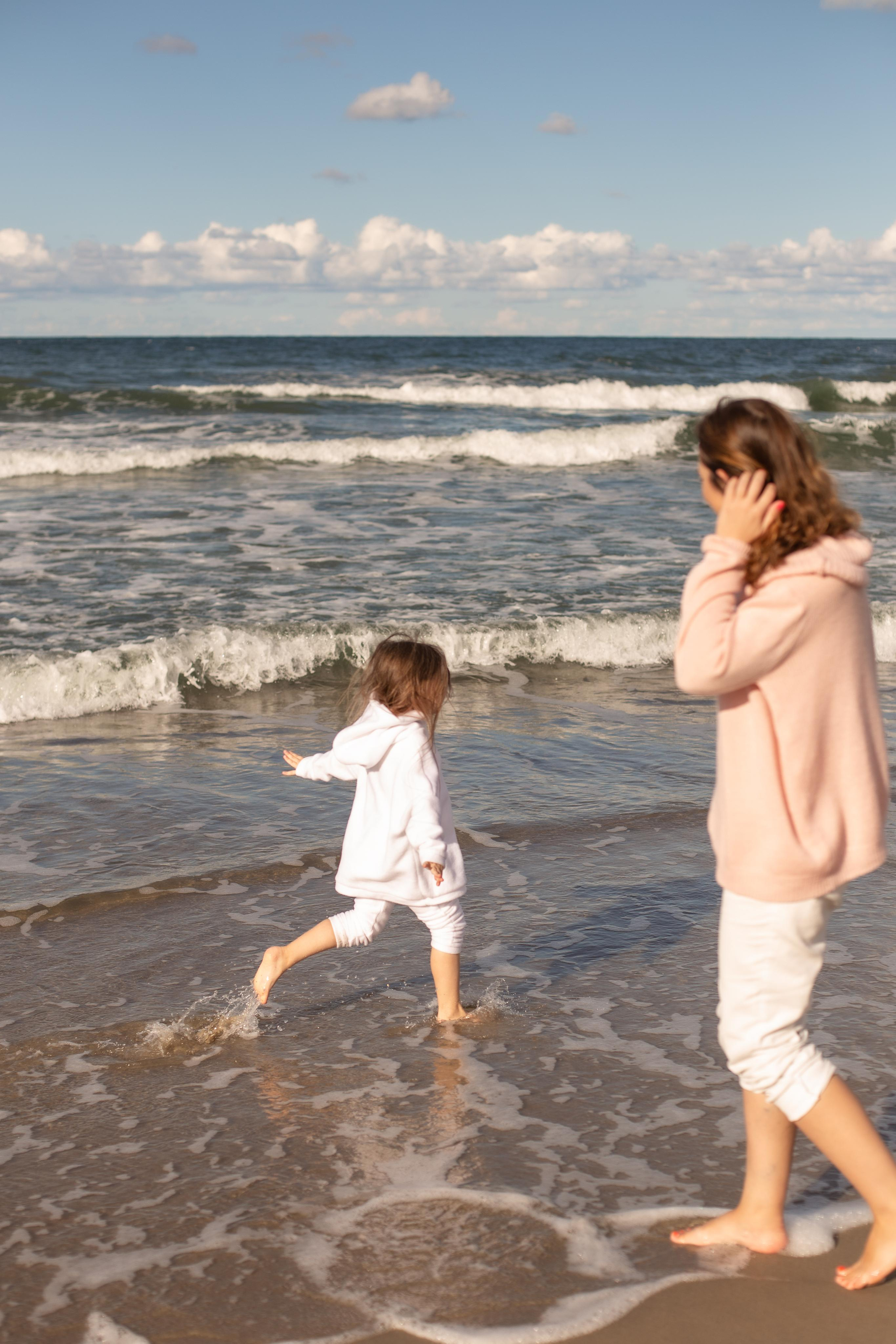Софа и Элина. Море. Фотограф в Калининграде Решетникова Алина