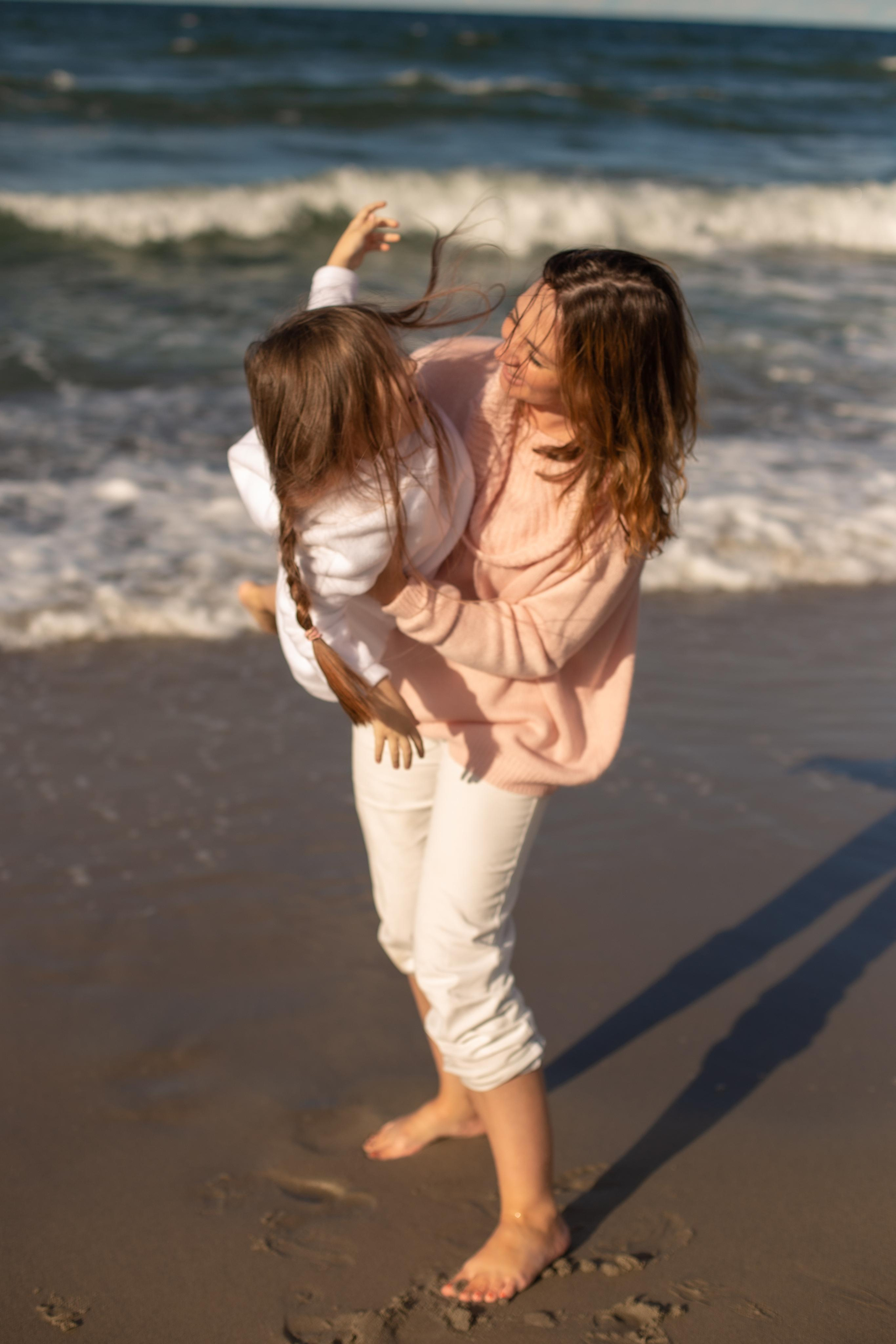 Софа и Элина. Море. Фотограф в Калининграде Решетникова Алина