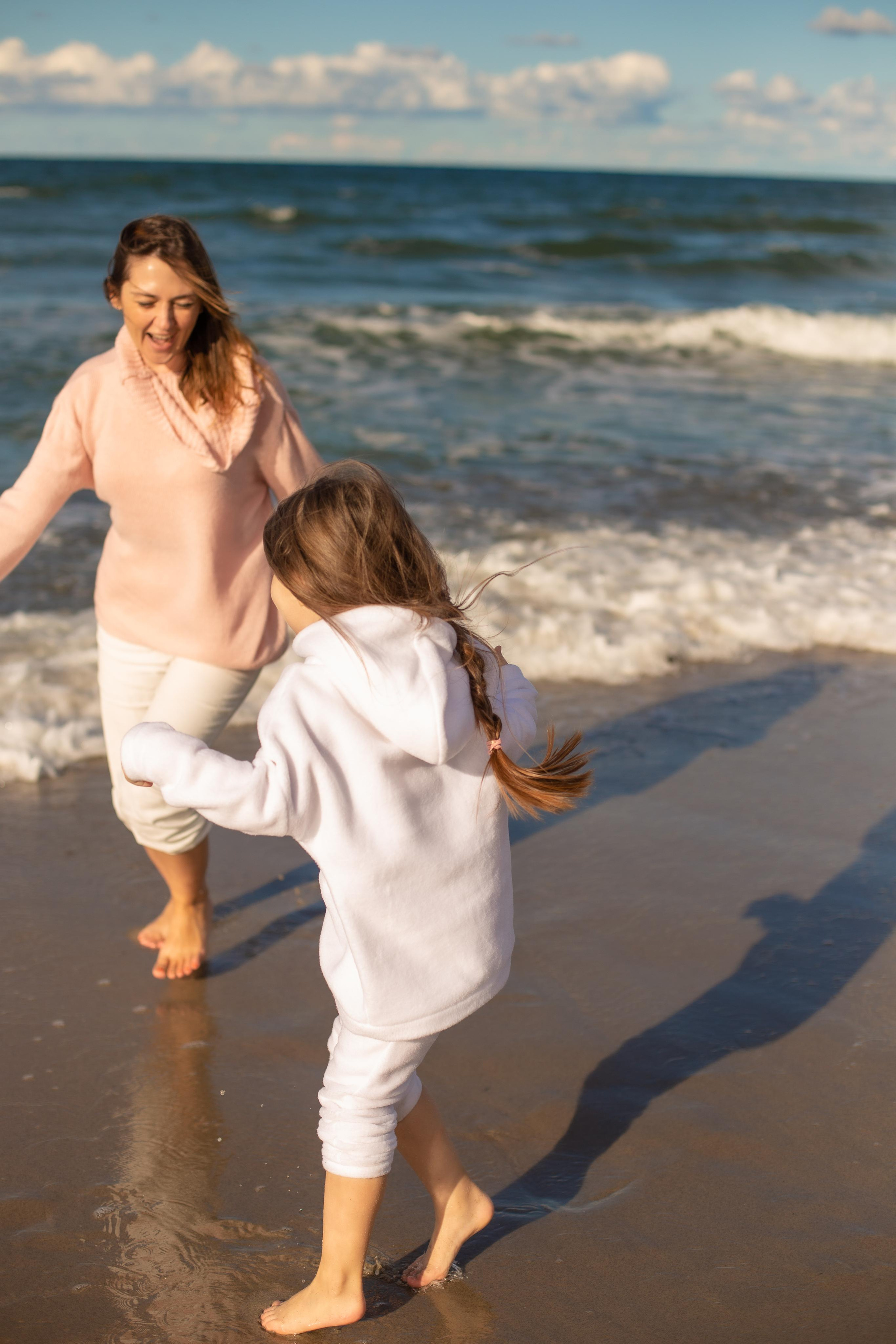 Софа и Элина. Море. Фотограф в Калининграде Решетникова Алина